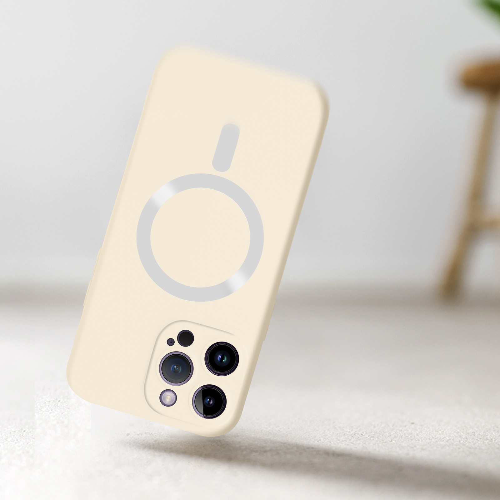 Una custodia per telefono, giallo chiaro. Ha un anello magnetico circolare e ritagli per la fotocamera.