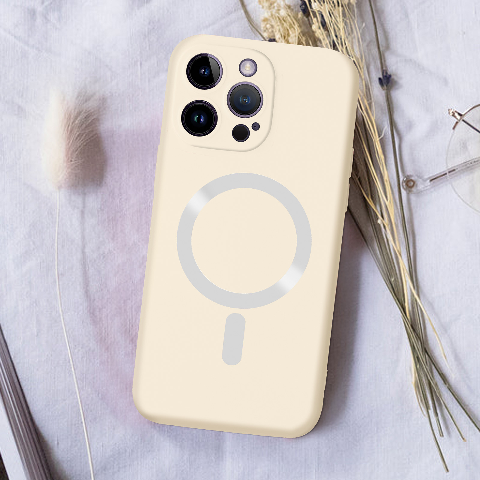 Un telefono con una custodia giallo chiaro. Il retro ha lenti della fotocamera e un cerchio bianco.