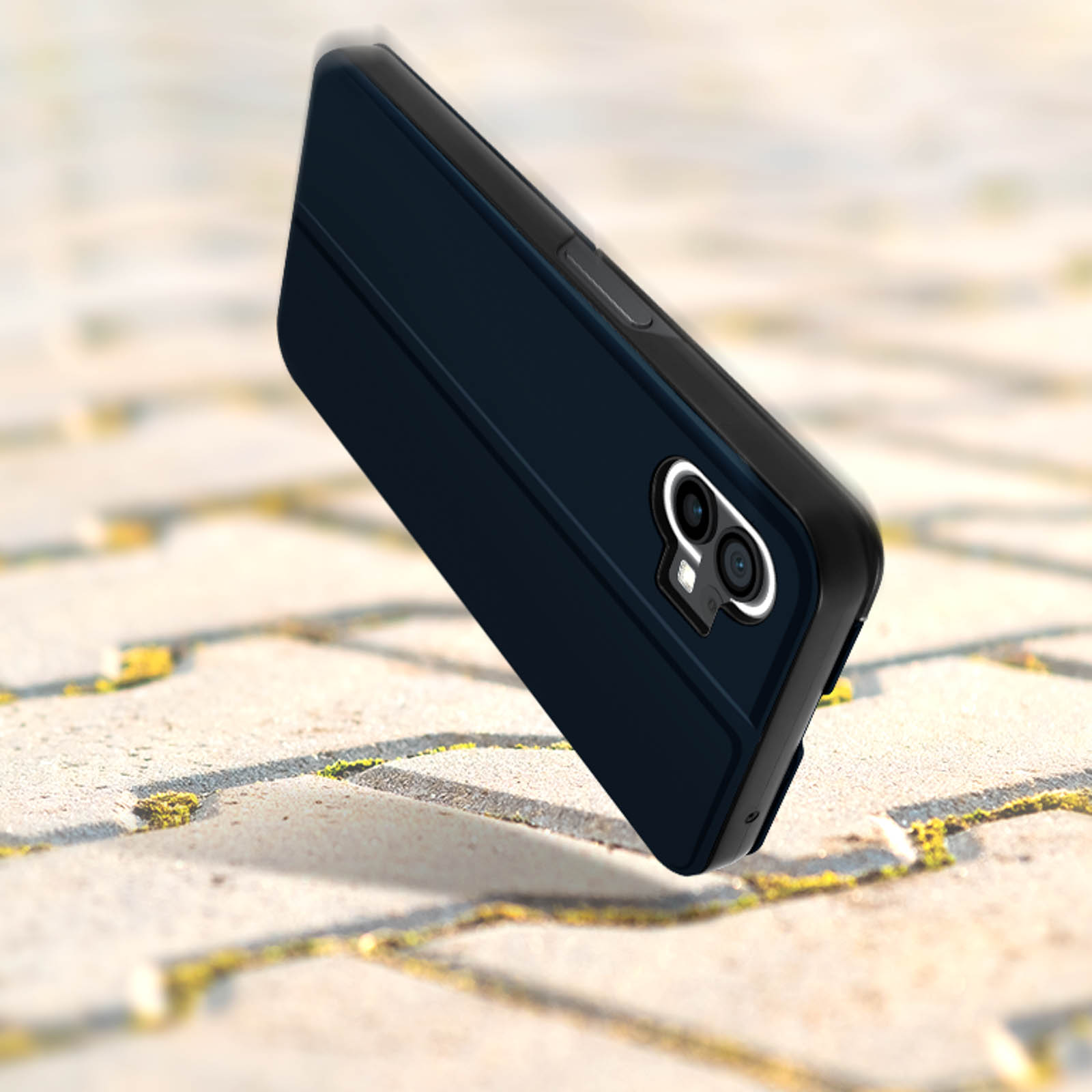 Una custodia per telefono in aria. Blu scuro con bordo nero. Sfondo sfocato.
