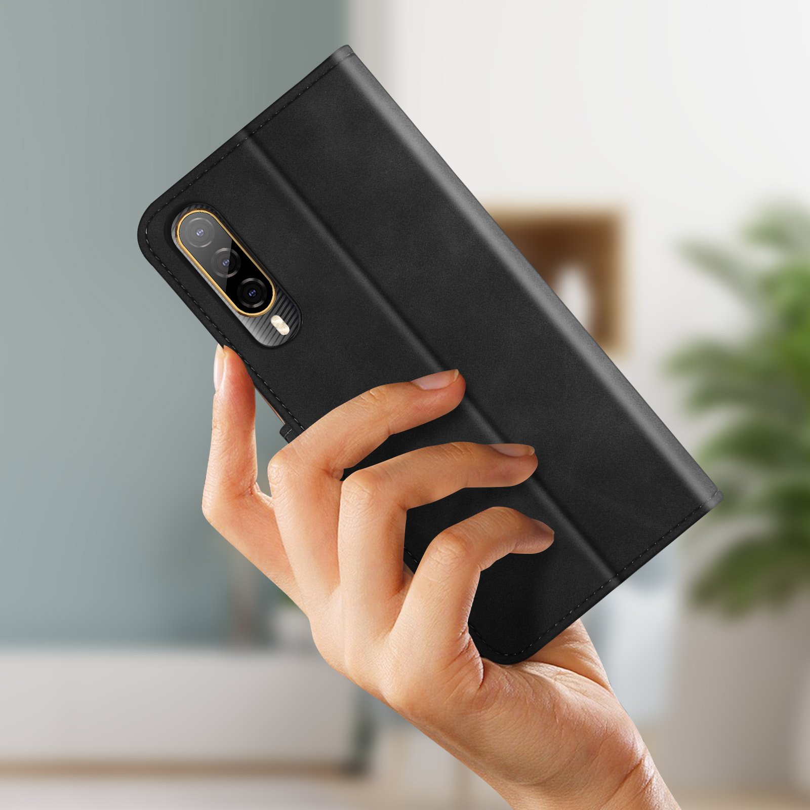 Una mano che tiene una custodia per telefono nera chiusa. La custodia è simile alla pelle con un telefono dentro.