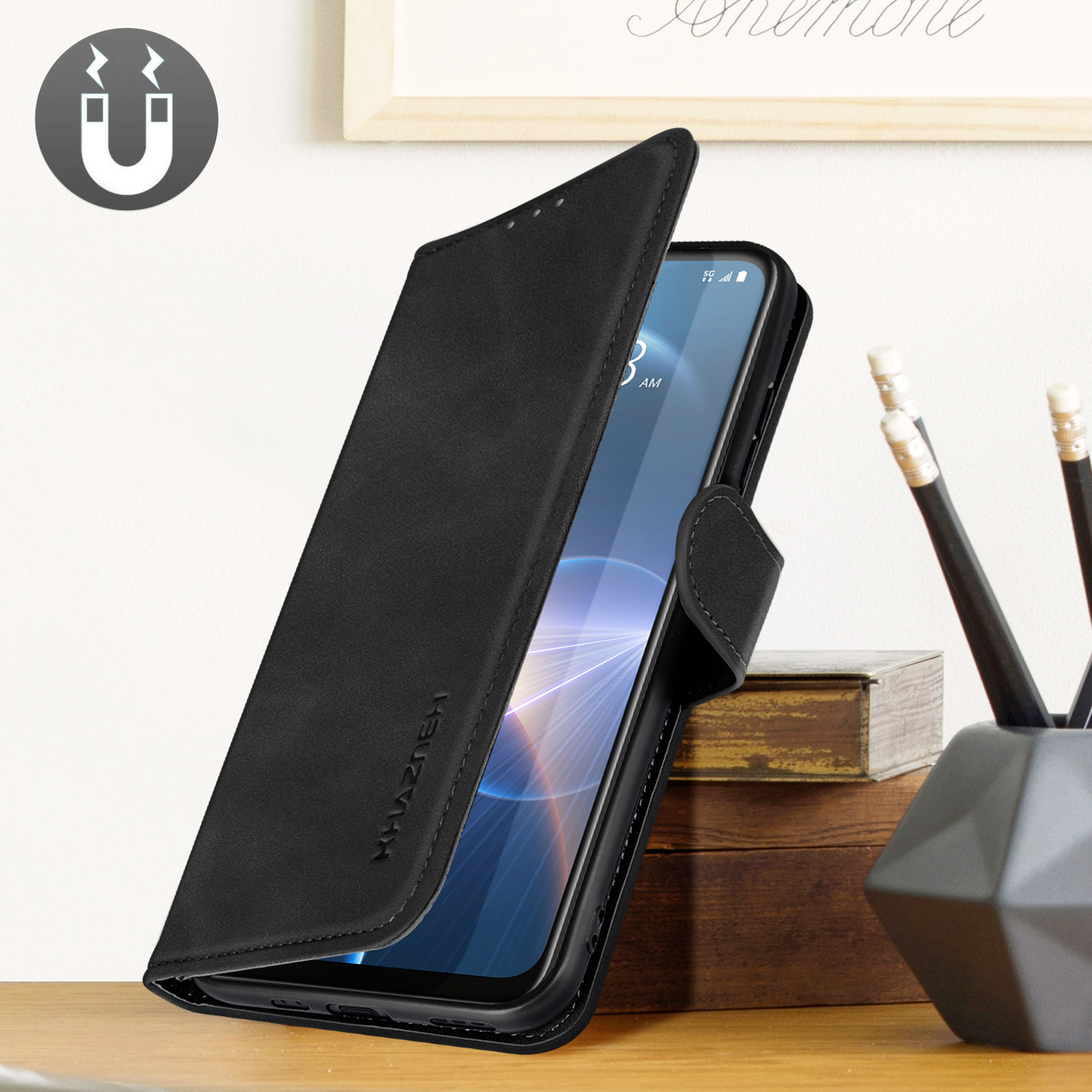 Una custodia per telefono nera con logo Khazneh, che tiene un telefono, aperta su una superficie di legno.