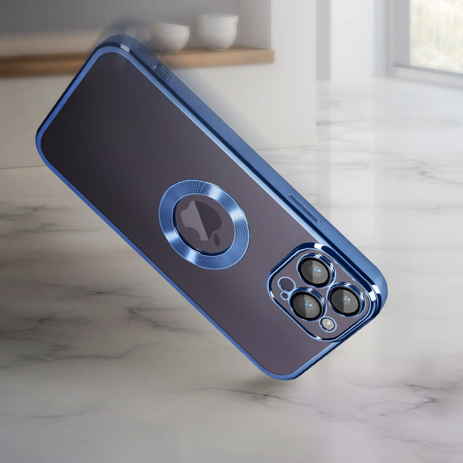 Una custodia blu per telefono con un anello argentato attorno alla fotocamera e una superficie in marmo.