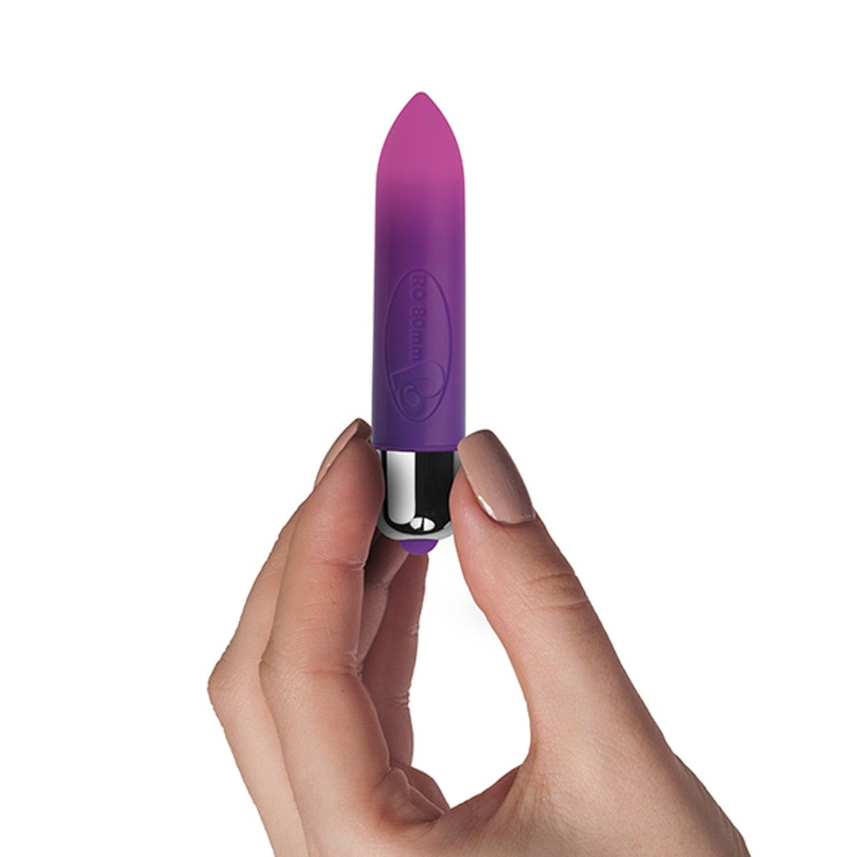 Eine Hand hält einen lila-silbernen Vibrator.
