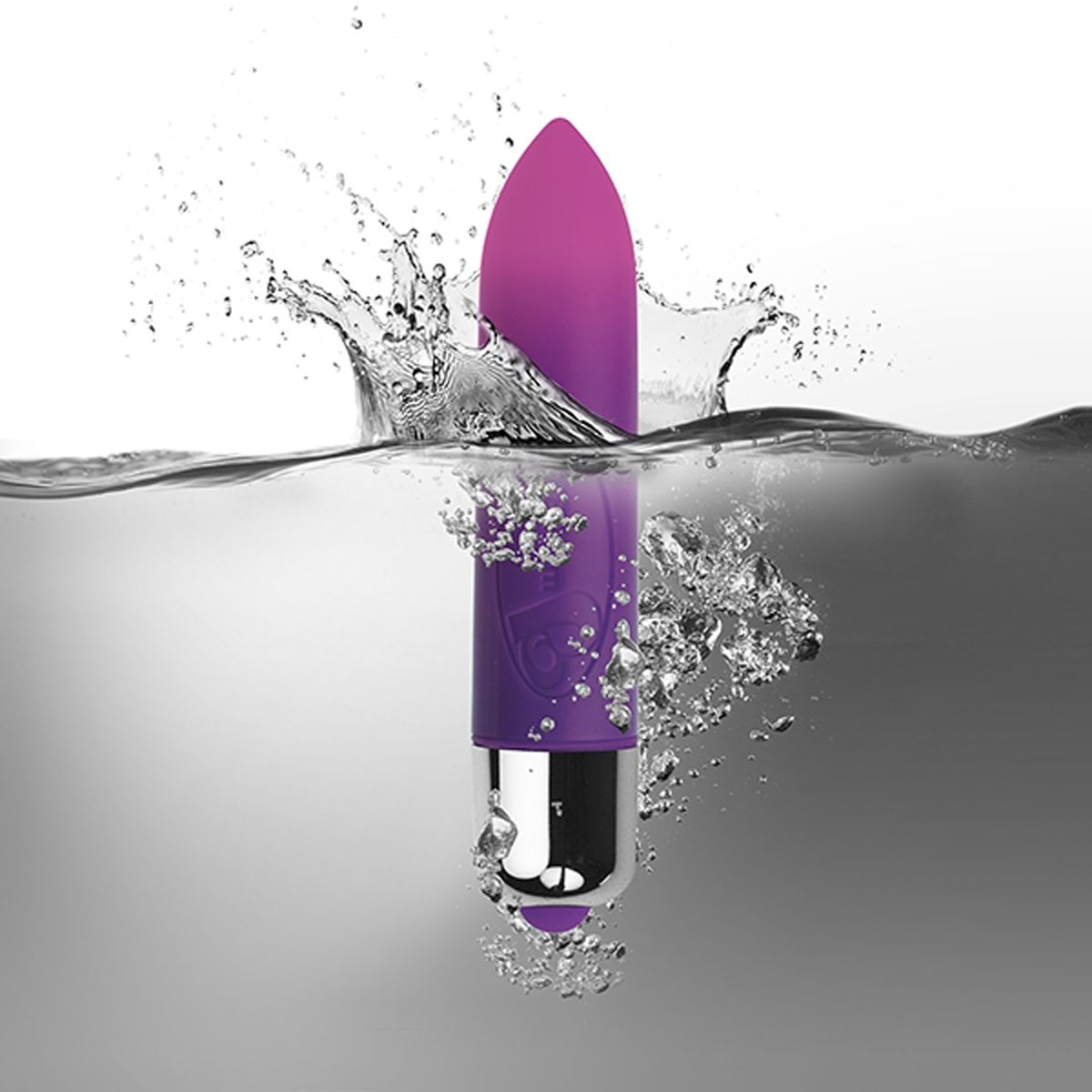 Ein violetter Vibrator unter Wasser. Wasser spritzt herum und erzeugt eine dynamische, nasse Szene.