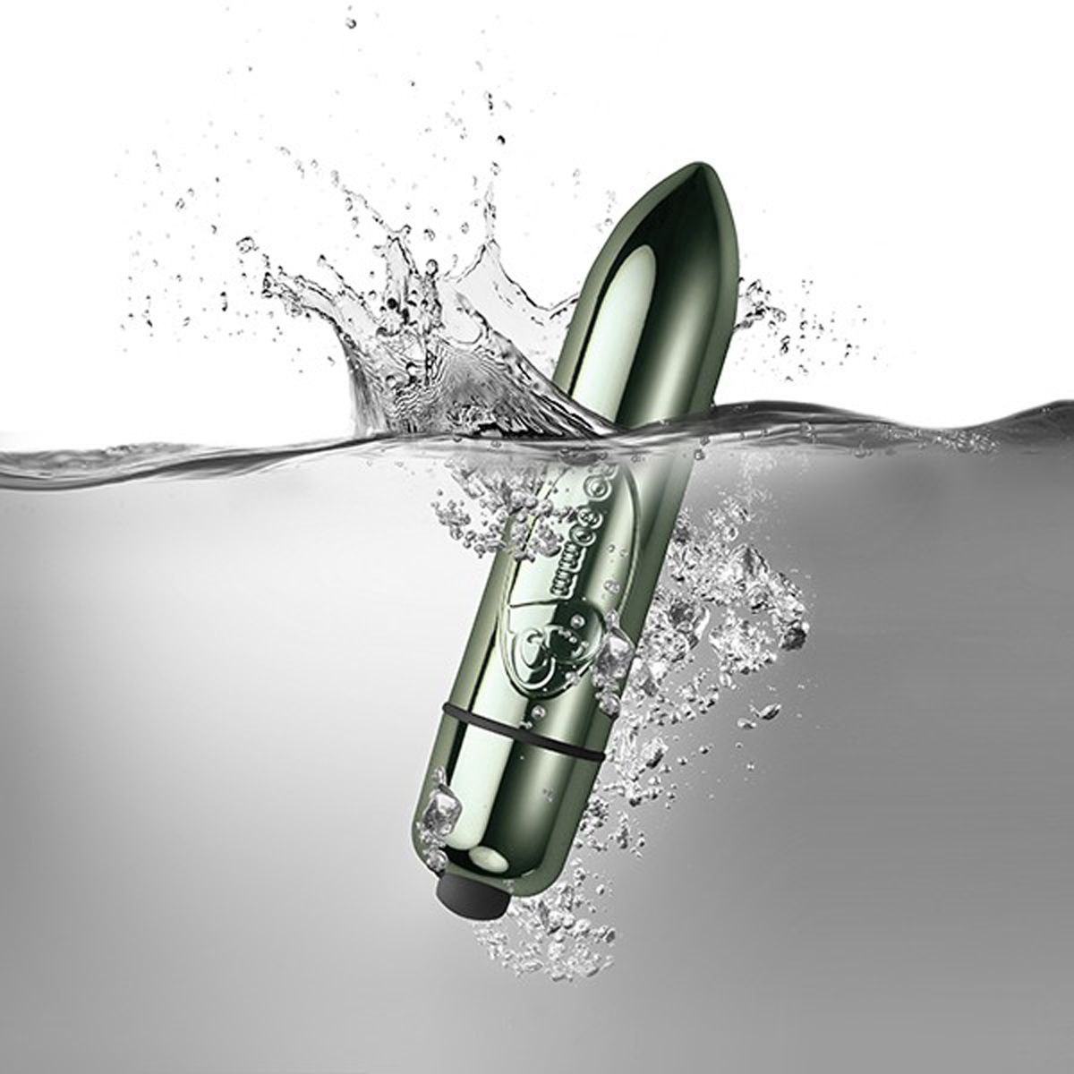 Ein grüner Bullet-Vibrator im Wasser, mit Spritzern drumherum.