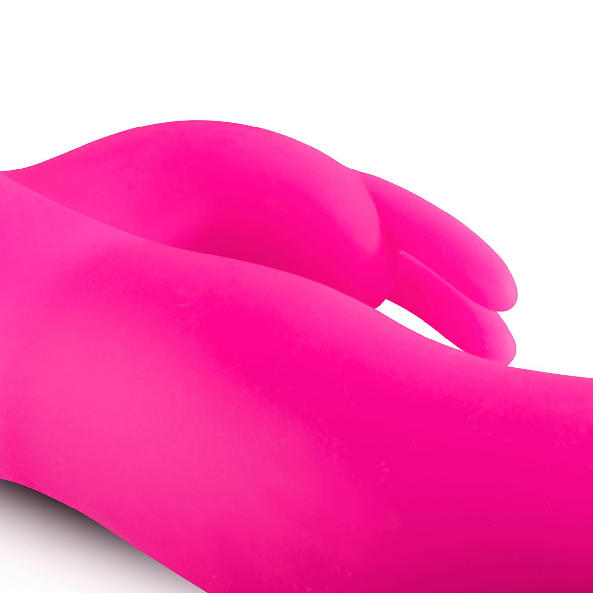 Nahaufnahme einer Hand mit rosa Handschuhen. Der Hintergrund ist weiß.