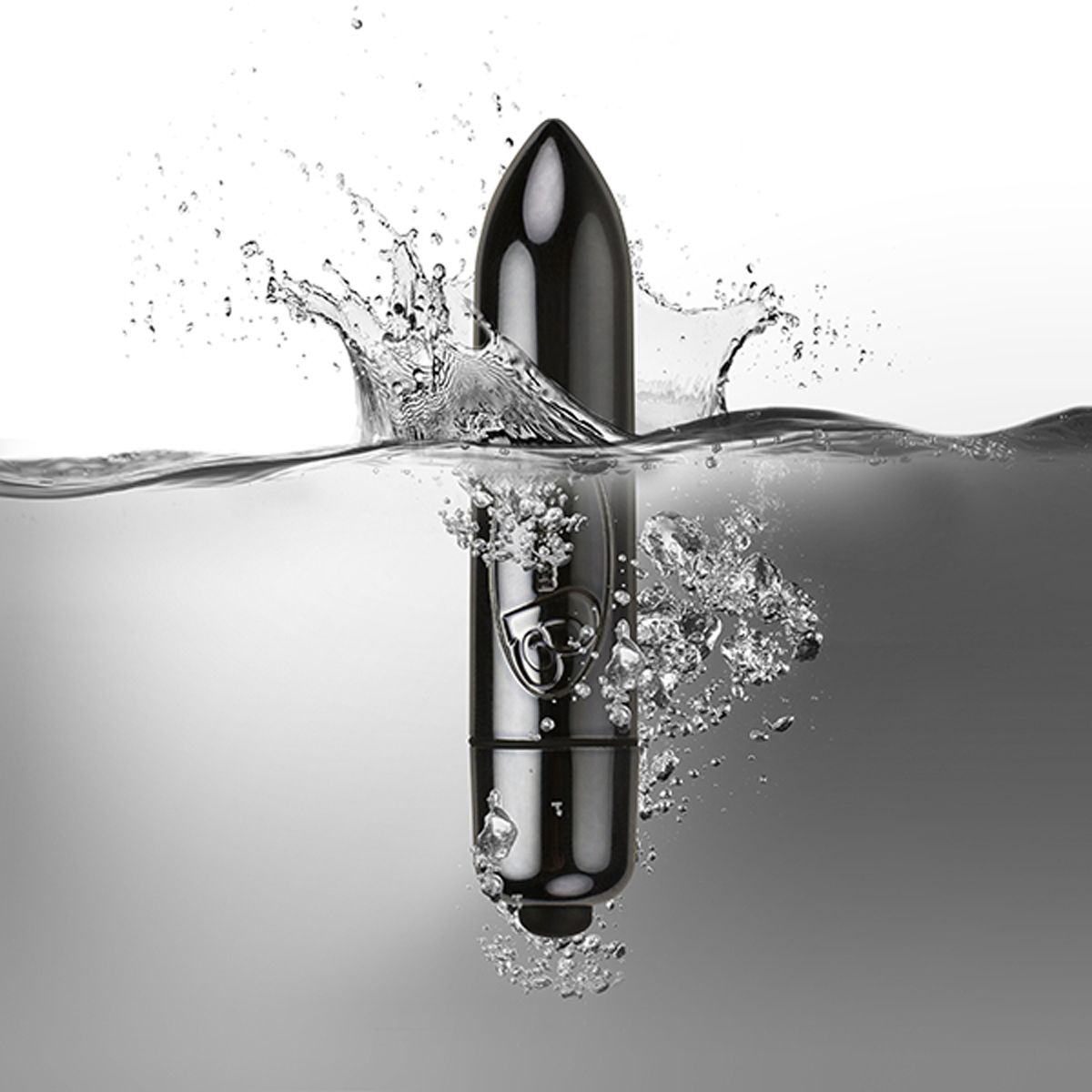 Schwarzer, kugelförmiger Vibrator im Wasser, spritzend. Blasen und Wasseroberfläche sichtbar.