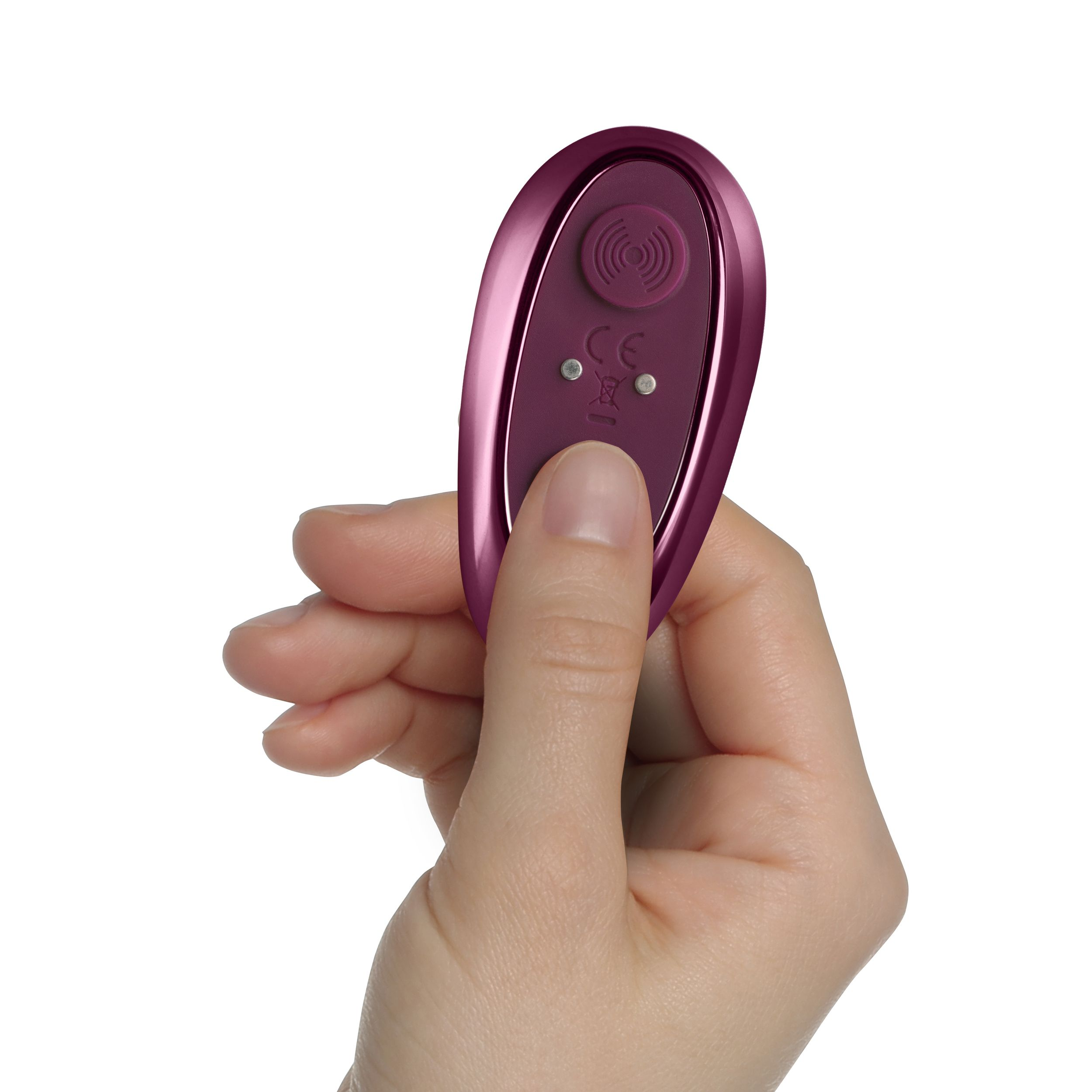 Eine lila Fernbedienung in einer Hand gehalten. Die Fernbedienung hat Knöpfe und einen Ring oben.