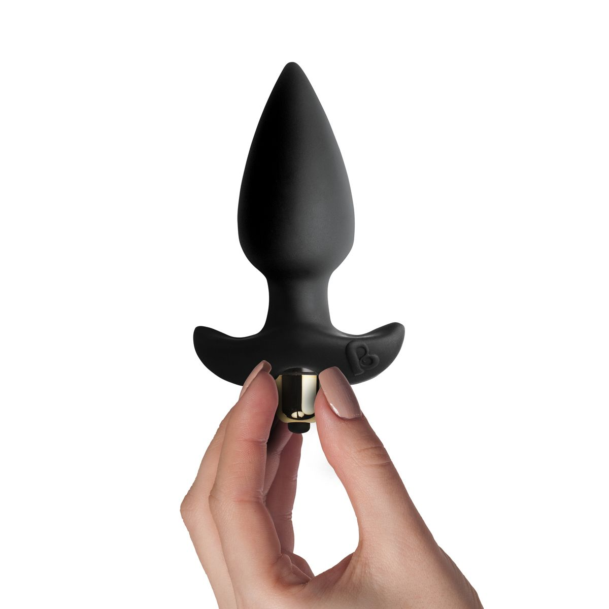 Eine schwarze Analplug wird von einer Hand mit gepflegten Nägeln gehalten. Der Plug hat eine bauchige Basis und eine spitz zulaufende Oberseite.