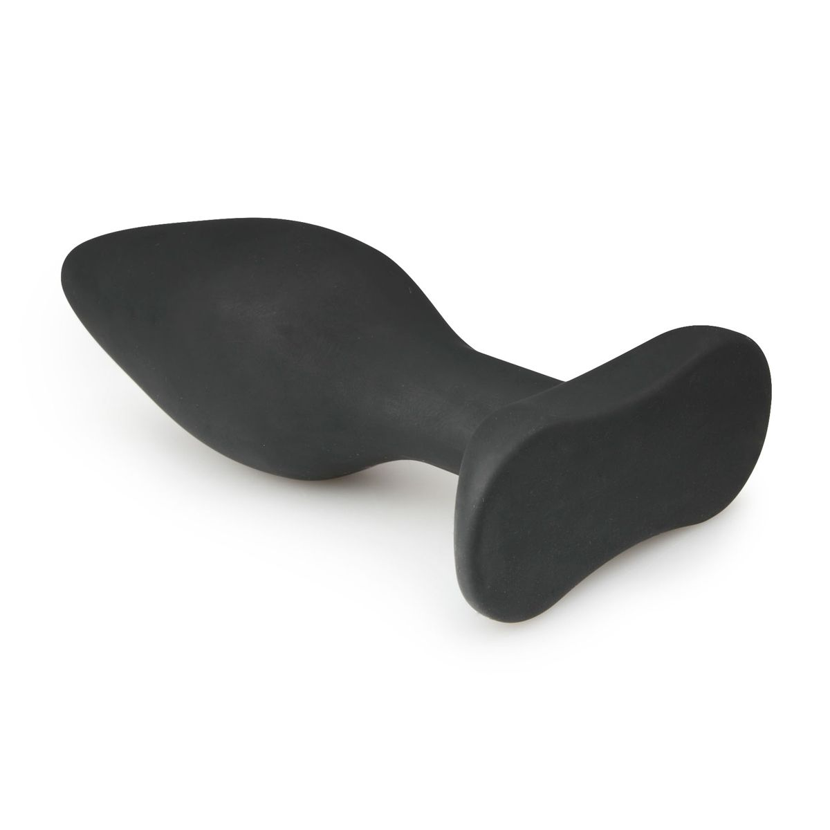 Ein schwarzer, glatter, sich verjüngender Analplug liegt auf einer weißen Oberfläche. Er hat eine abgerundete Basis und ein gebogenes, breiteres Ende.