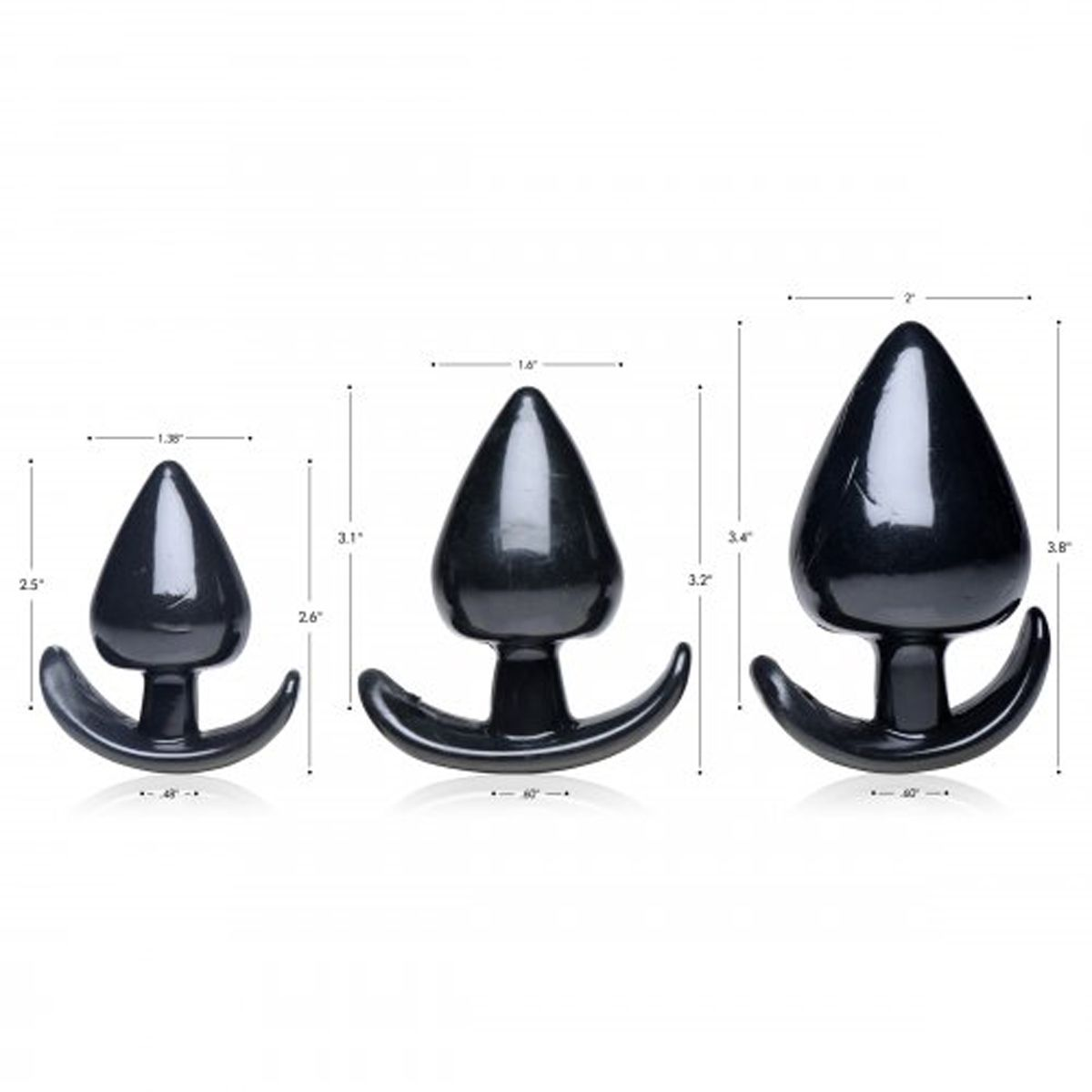 Drei schwarze, konische Analplug-Varianten in unterschiedlichen Größen sind in einer Reihe angeordnet, mit Maßangaben. Auf weißem Hintergrund.