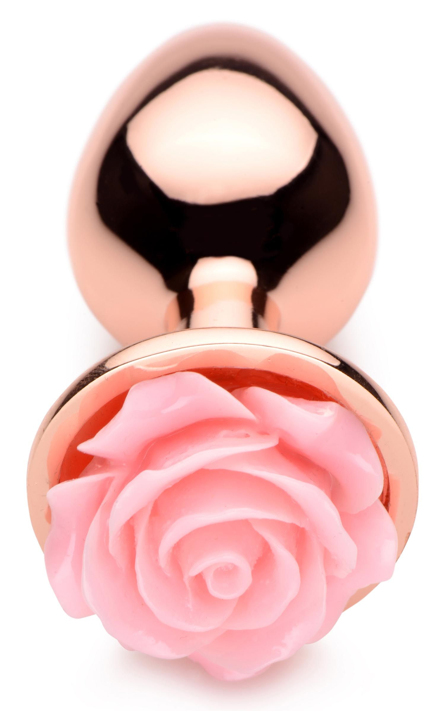 Ein metallischer roségoldfarbener Analplug mit einer rosa Rose an der Basis. Der Hintergrund ist weiß.
