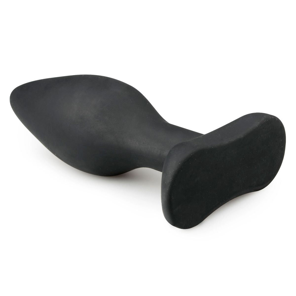 Ein schwarzer, glatter Anus-Plug liegt auf einer weißen Oberfläche. Er hat ein spitz zulaufendes Ende und einen breiteren, gebogenen Fuß.