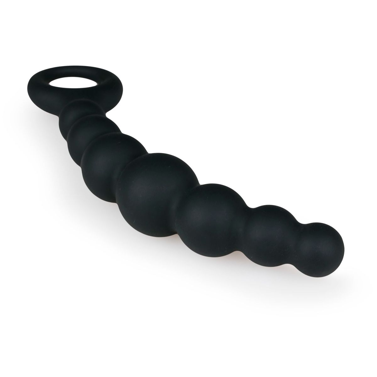 Ein schwarzes, segmentiertes Sexspielzeug mit einem Ring an einem Ende. Es befindet sich auf weißem Hintergrund.