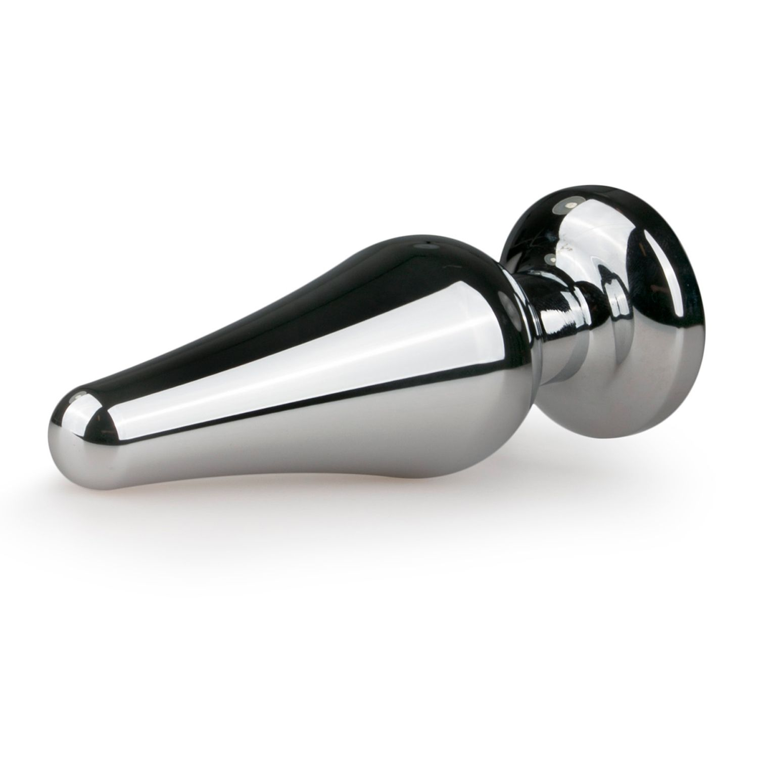 Ein glänzendes, silbernes Sexspielzeug aus Metall liegt auf einer weißen Oberfläche. Es hat eine konische Form mit rundem Sockel und birnenförmigem Kopf.