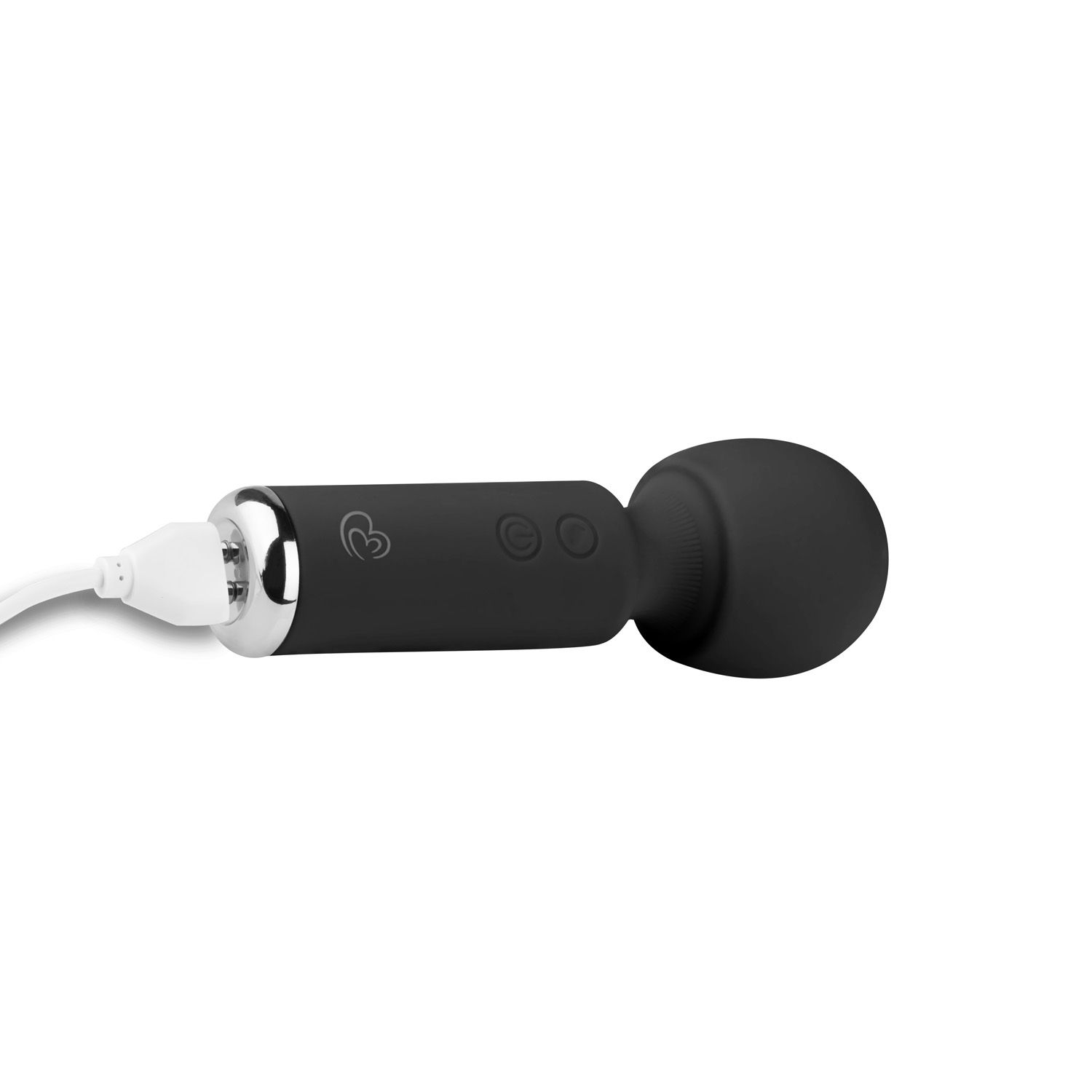 Ein schwarzer Vibrator mit rundem Kopf auf weißem Grund. Ein weißes USB-Kabel ist an der Basis angeschlossen.