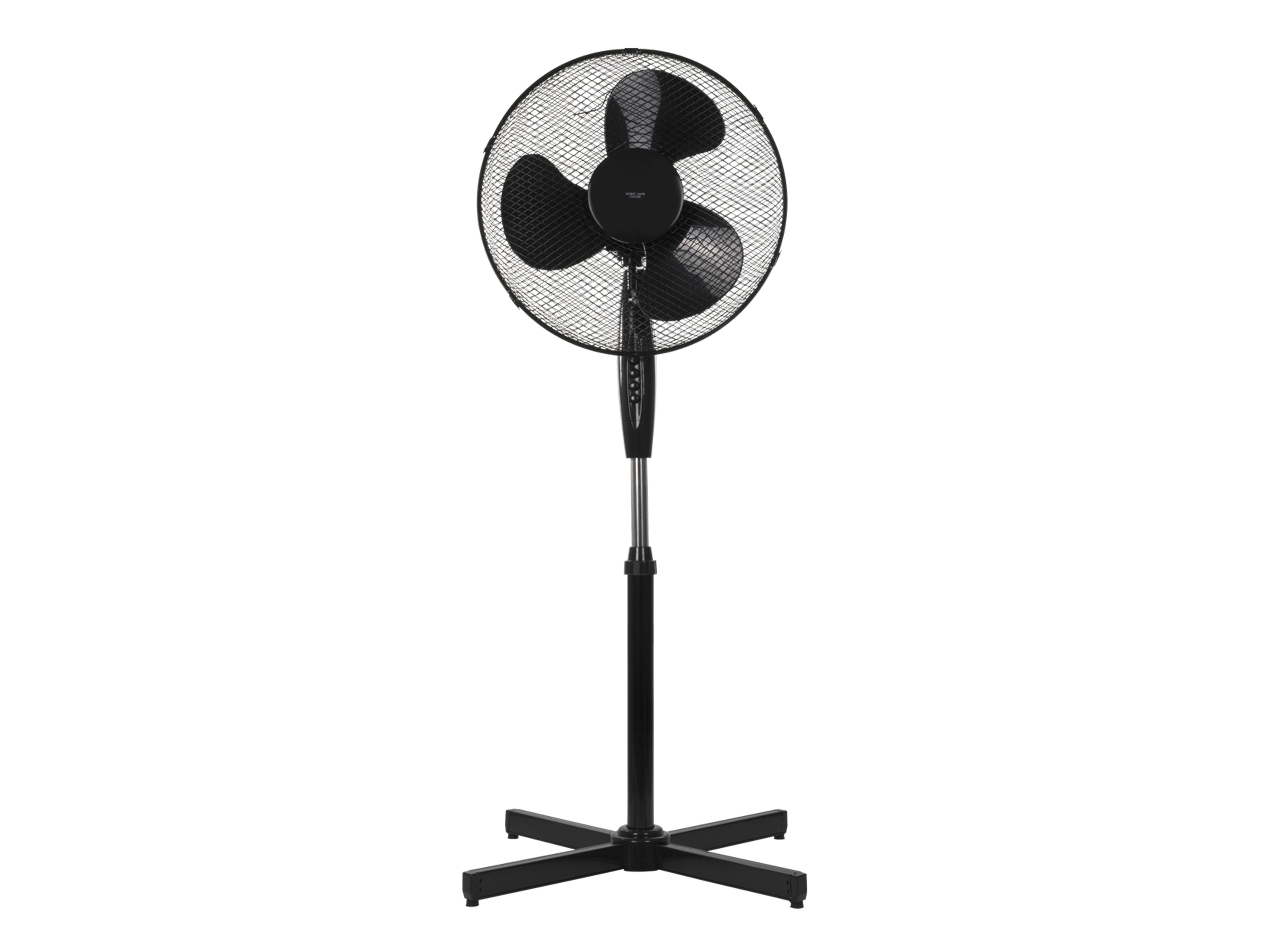 Ein schwarzer Standventilator auf weißem Hintergrund.