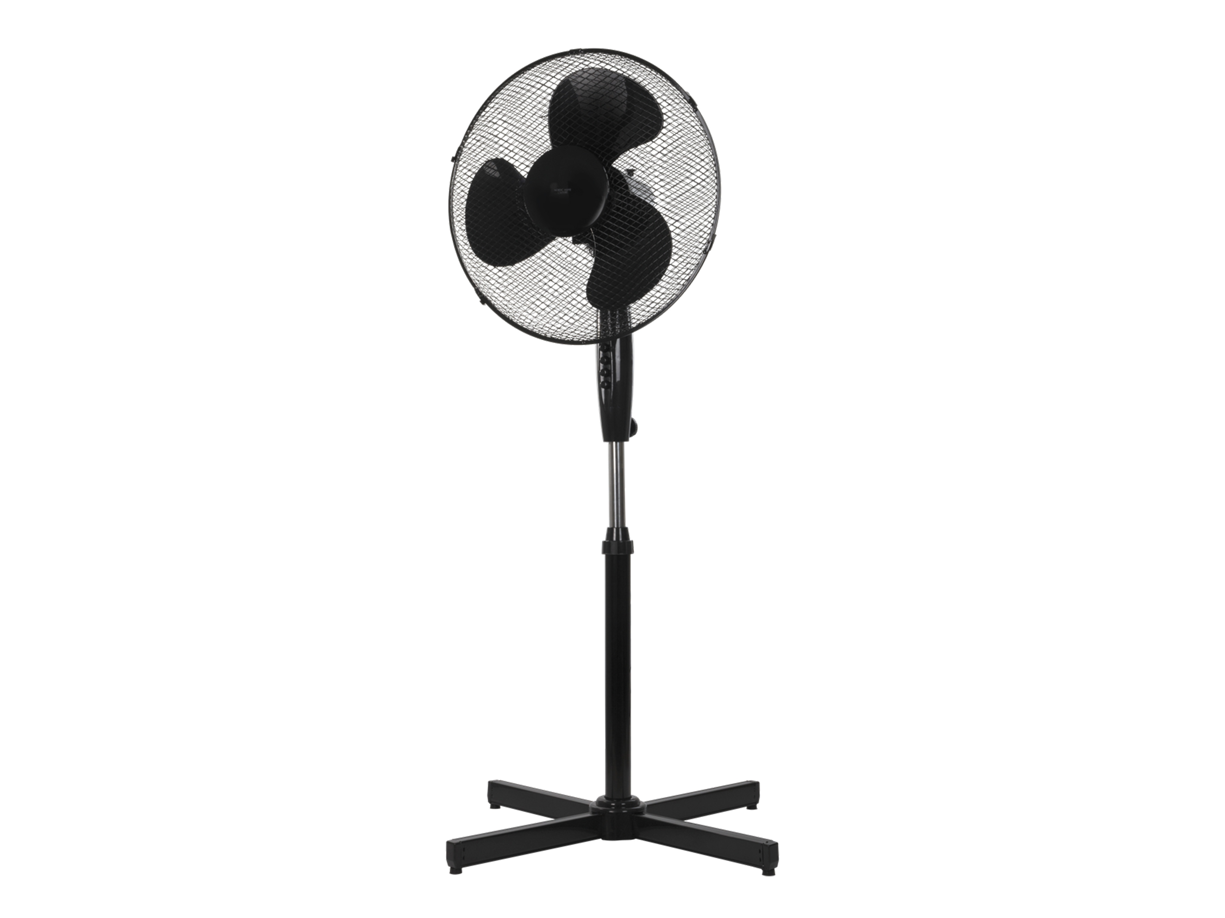 Ein schwarzer Standventilator mit schwarzem Gitter und einem Kreuzfuß auf weißem Untergrund.