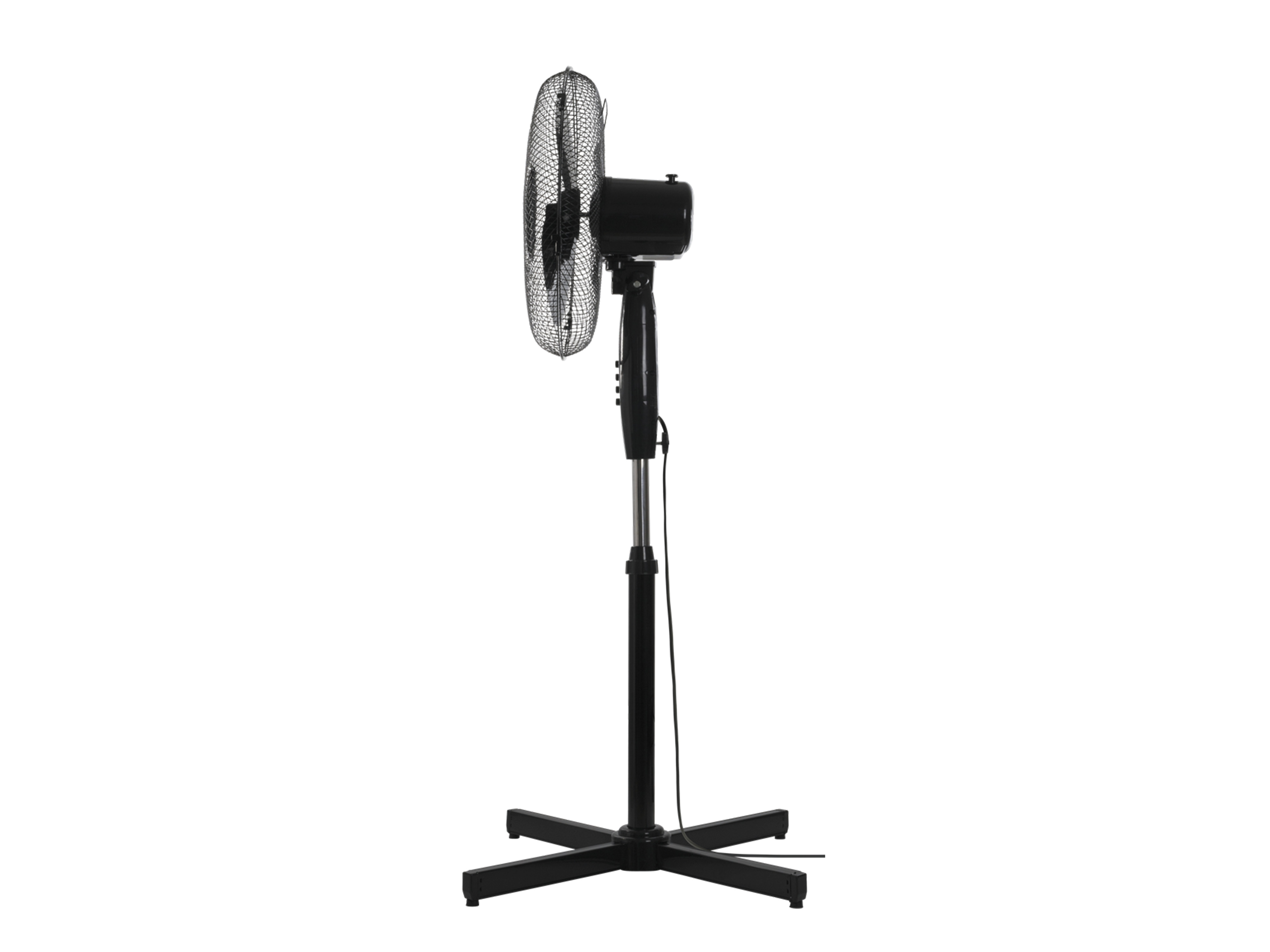 Ein schwarzer Standventilator auf weißem Hintergrund. Er hat eine schwarze Gitterabdeckung.