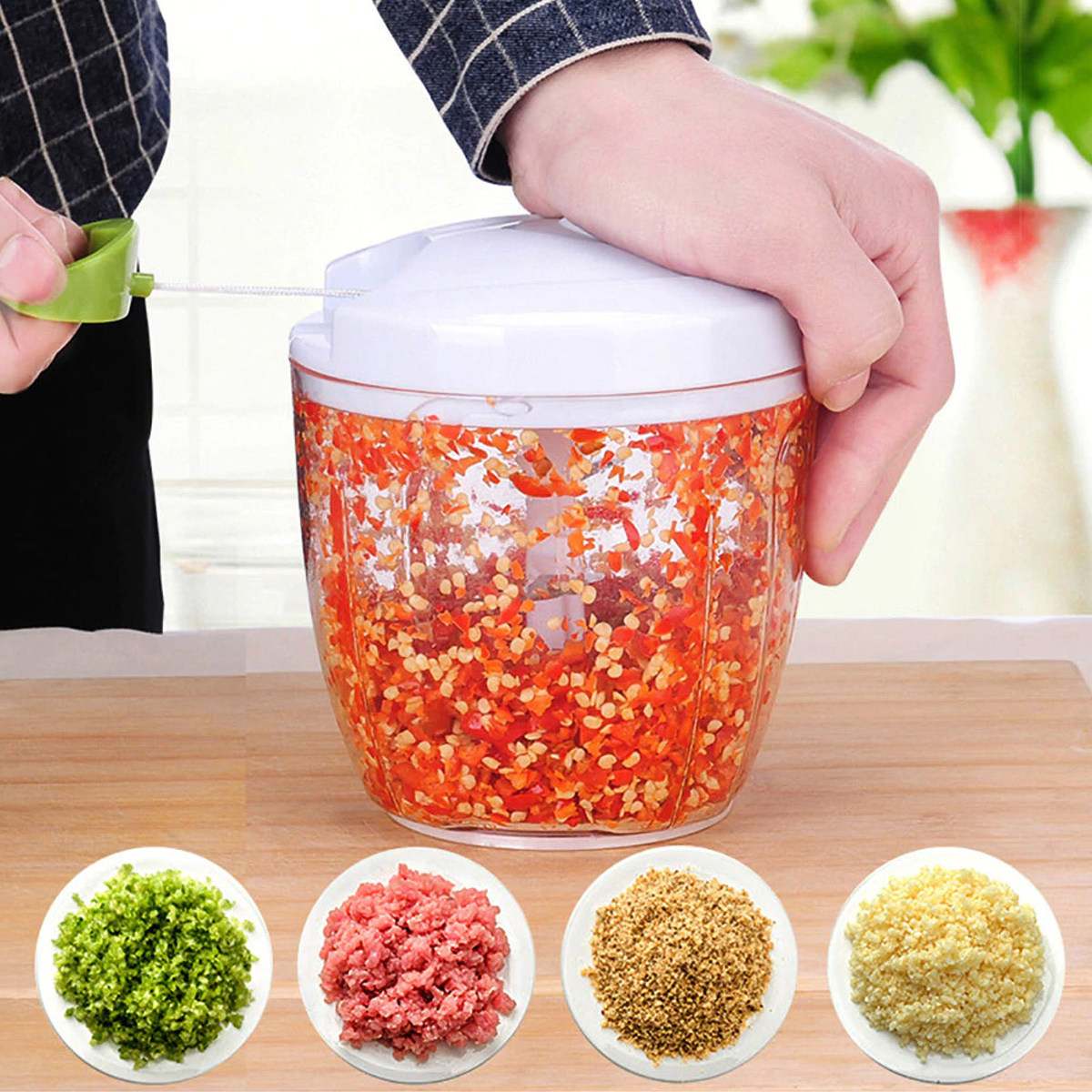 Una mano pica pimientos rojos. Cuatro cuencos de ingredientes están delante: verde, rosa, beige y amarillo.
