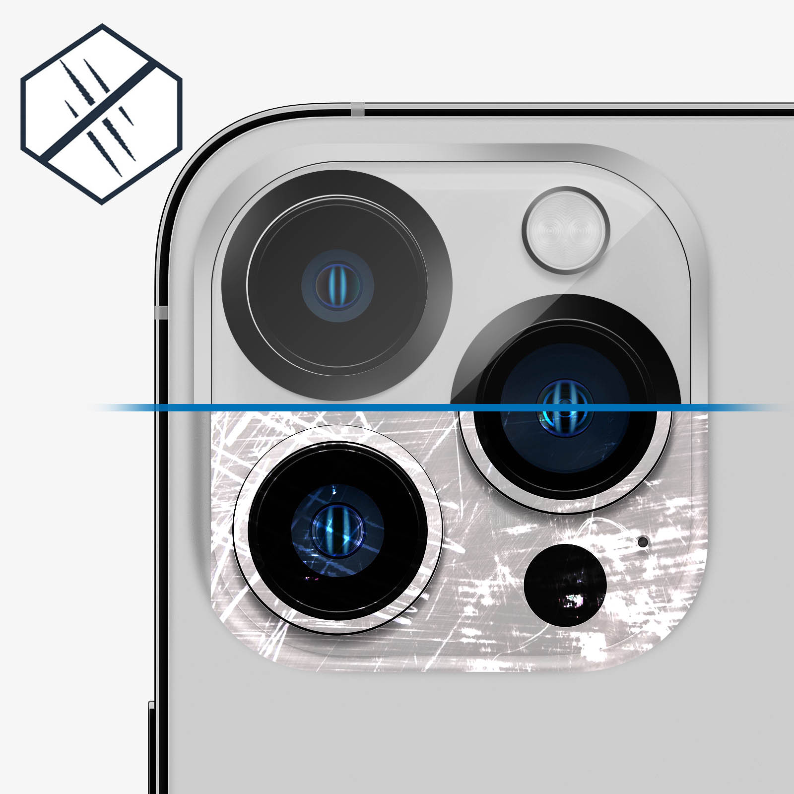La parte posteriore di un telefono con una protezione schermo graffiata e più fotocamere.