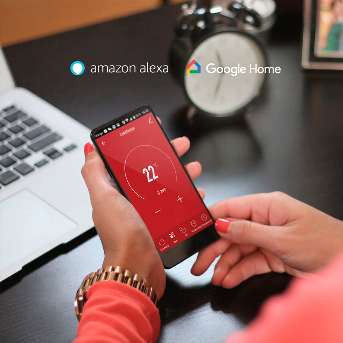 Manos sujetan un smartphone con pantalla roja. Logos de Alexa y Google Home en el fondo.