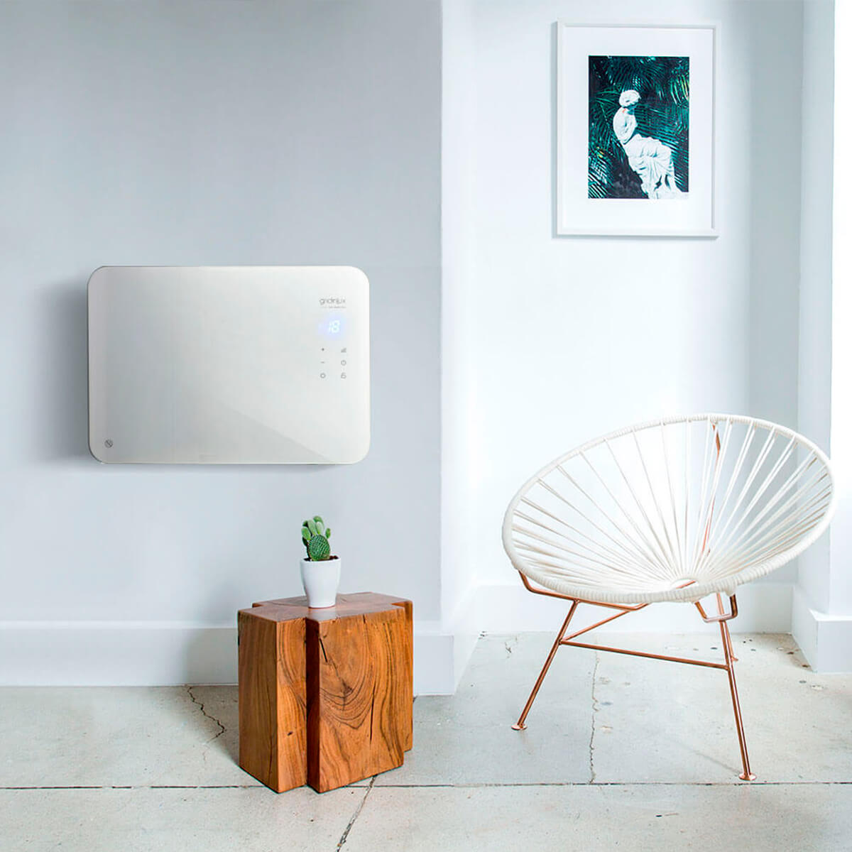 Salón moderno con pared blanca, silla blanca, mesa de madera y panel calefactor blanco.