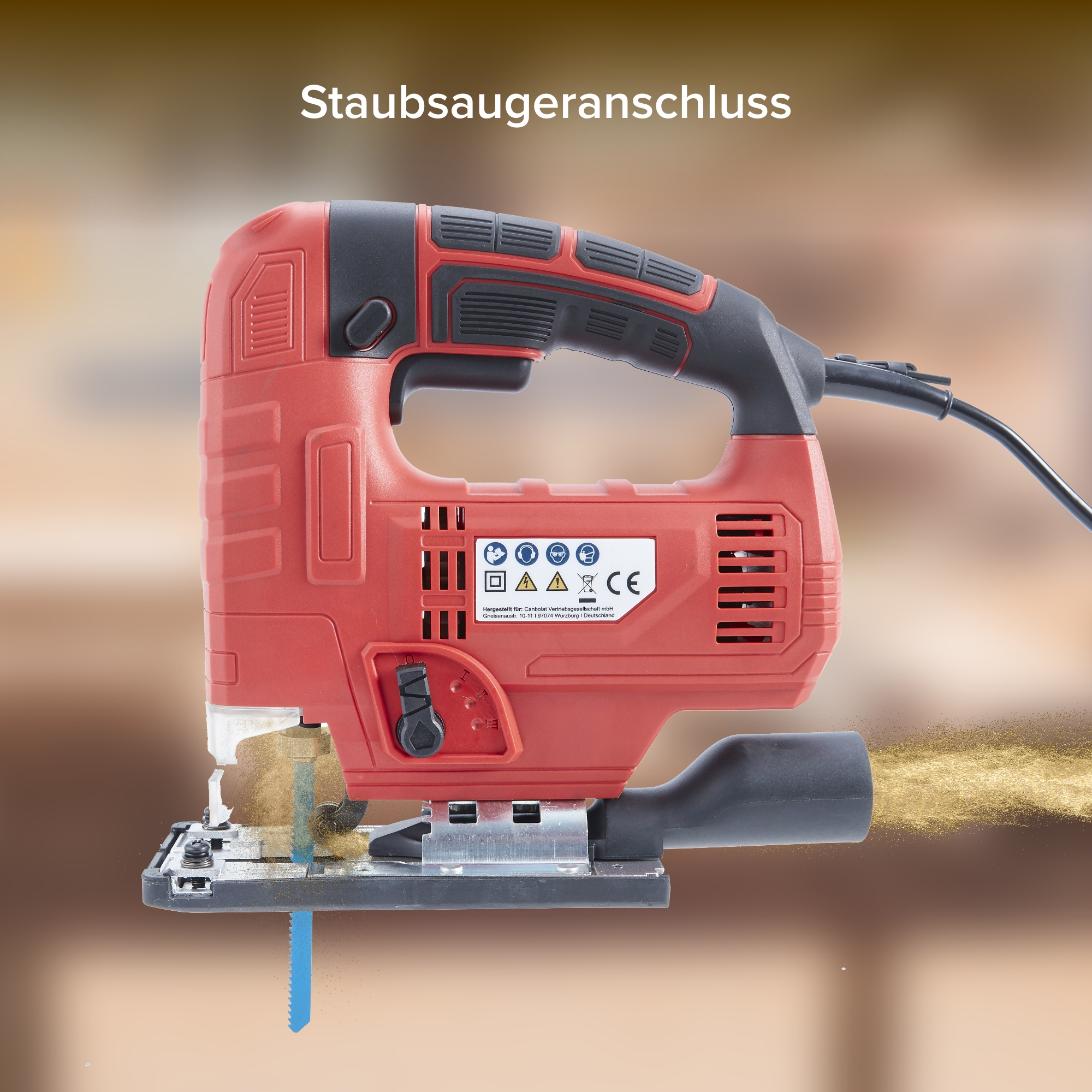 Rote Stichsäge mit dem Text "Staubsaugeranschluss" darüber, auf braunem Hintergrund.