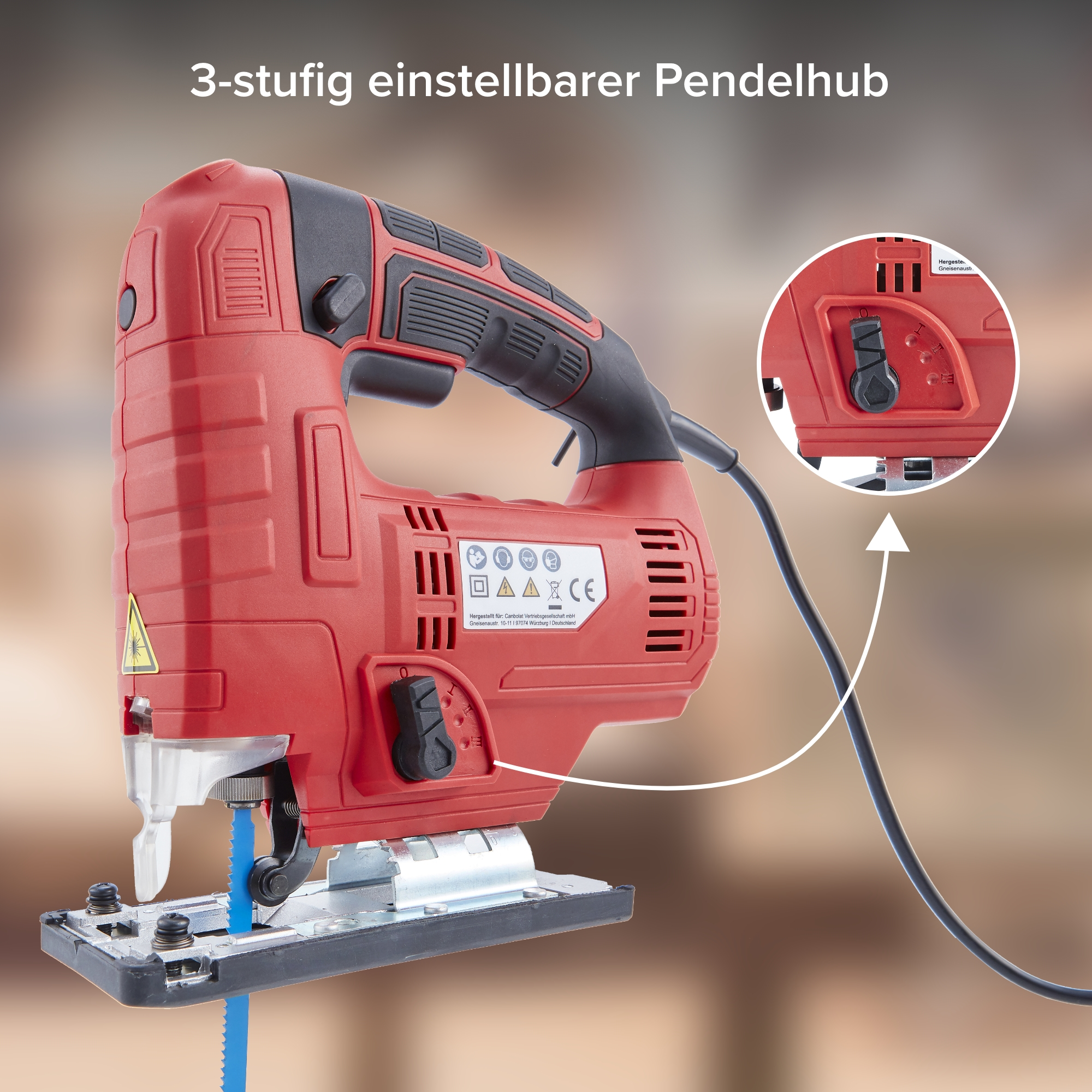 Eine rote Stichsäge mit blauem Sägeblatt. Der Text lautet "3-stufig einstellbarer Pendelhub".