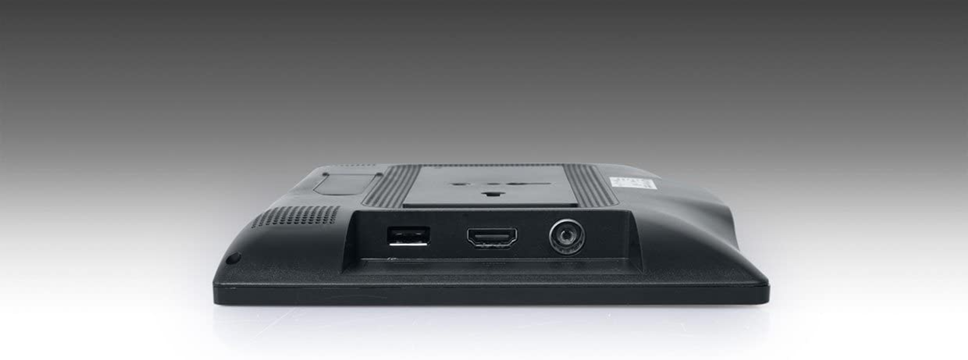 Il retro di un dispositivo elettronico nero con varie porte e connettori.