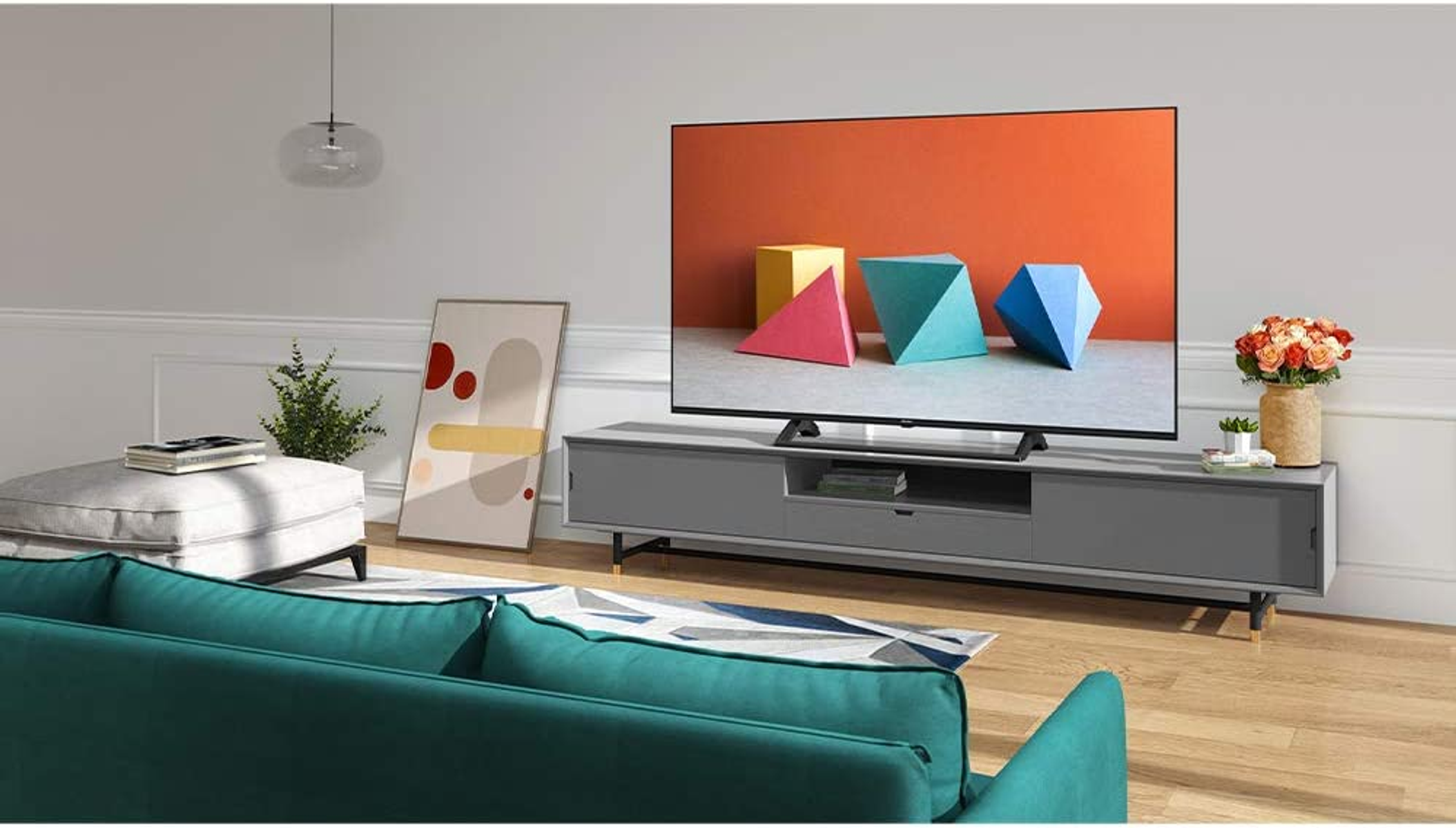 Salon z turkusową sofą, telewizorem i kolorowymi geometrycznymi kształtami na telewizorze.