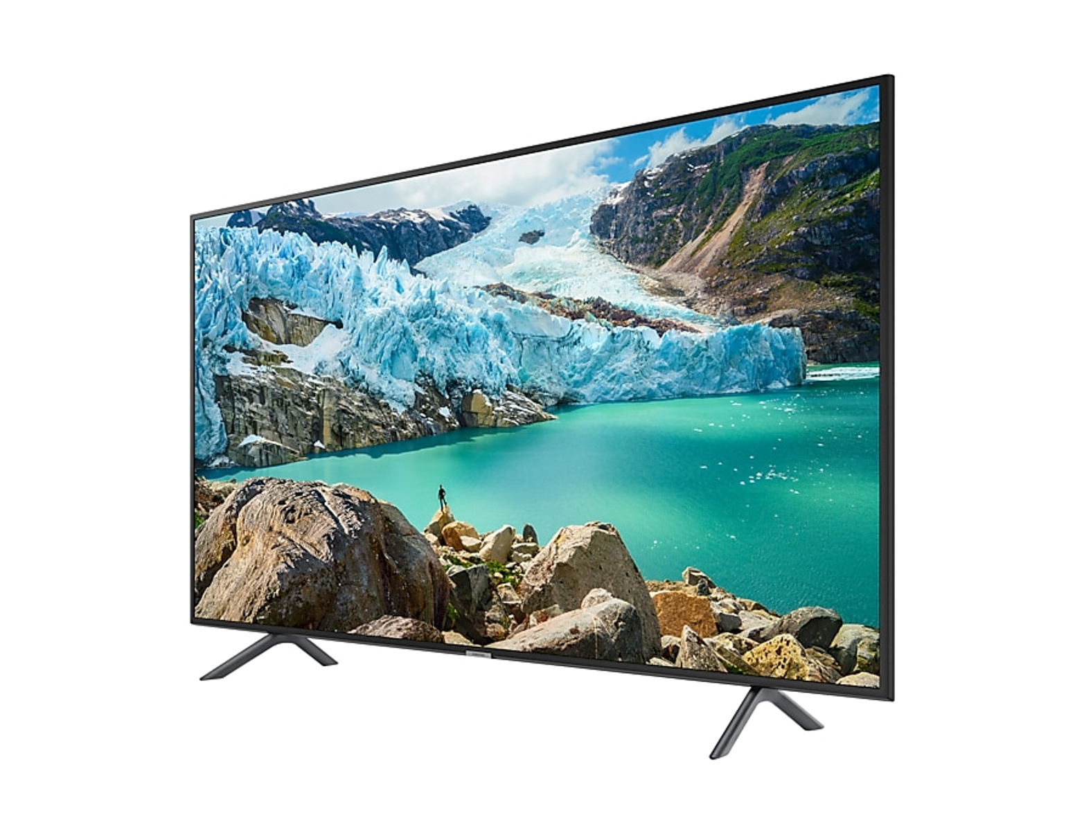 Un televisore Samsung mostra un paesaggio con montagne e un ghiacciaio. Il televisore ha gambe nere.