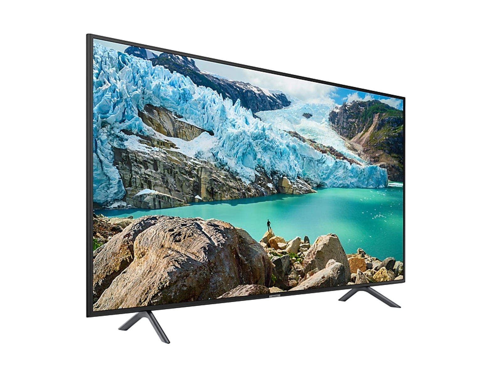 Un televisor Samsung en ángulo muestra una escena pintoresca: un glaciar, un lago azul y montañas, con una persona.