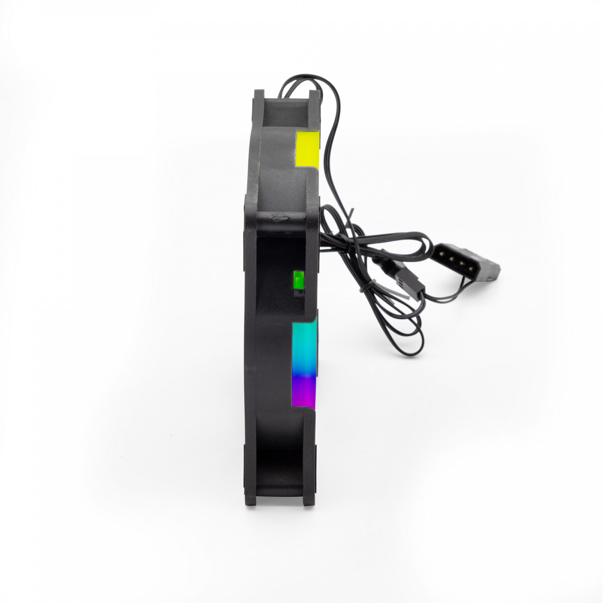 Ventilador de ordenador con aspas negras y luces RGB coloridas, sobre fondo blanco.
