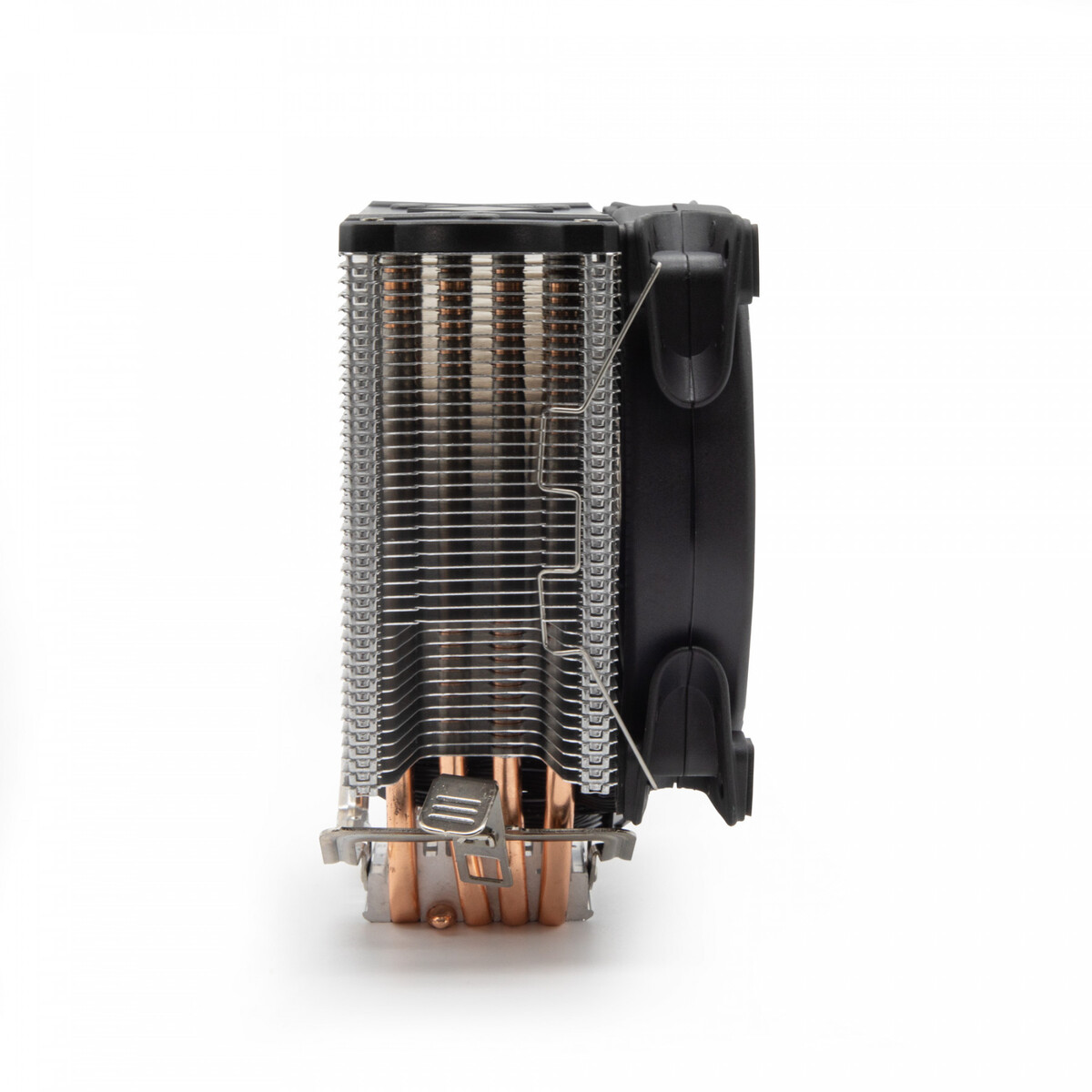 Enfriador de CPU de computadora con aletas de metal y componentes negros sobre fondo blanco.