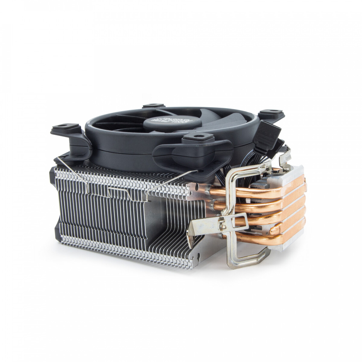 Enfriador de CPU de computadora con ventilador negro y tubos de calor de cobre, sobre fondo blanco.