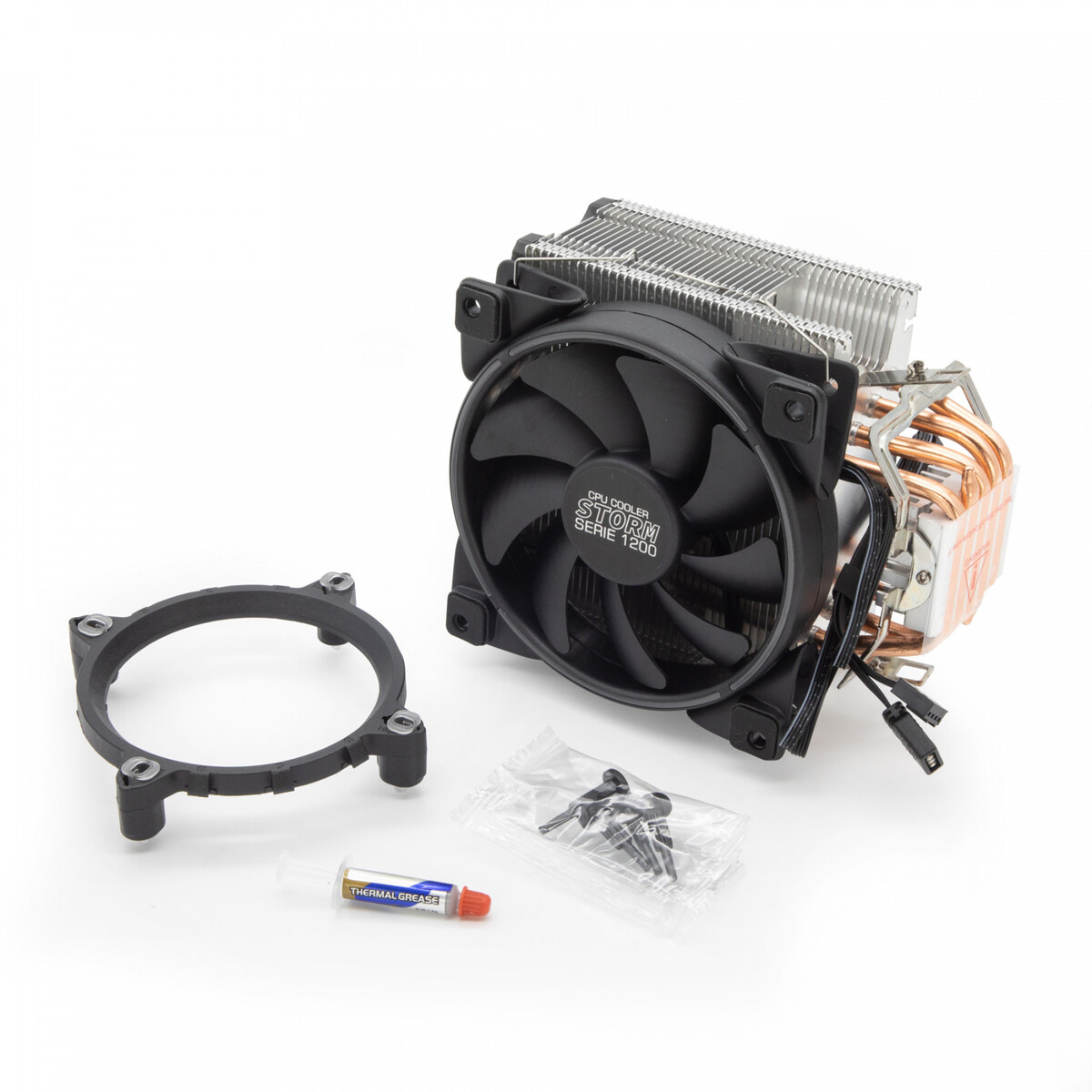 Un enfriador de CPU con ventilador, disipador de calor y otros componentes, más grasa térmica y montaje.