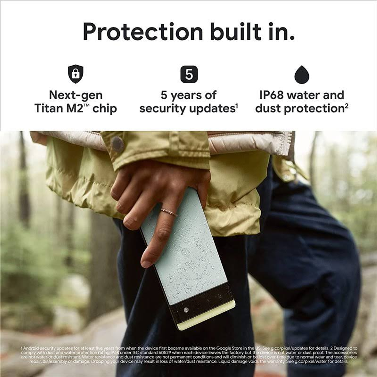 Osoba trzymająca telefon. Telefon jest jasnozielony i ma czarny pasek na aparat. Tekst o ochronie.