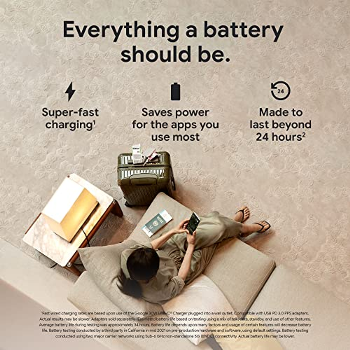 Bild zeigt eine Frau, die sich mit ihrem Handy auf einer Couch zurücklehnt. Text sagt: 'Alles, was eine Batterie sein sollte.'