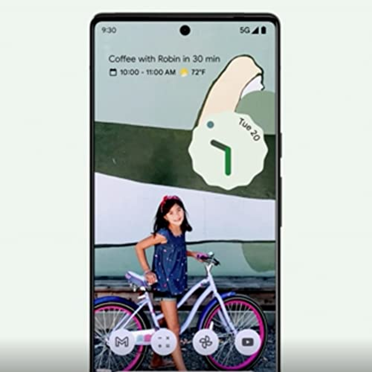 Ekran telefonu wyświetlający dziewczynkę na rowerze z widżetem zegara i kalendarzem.