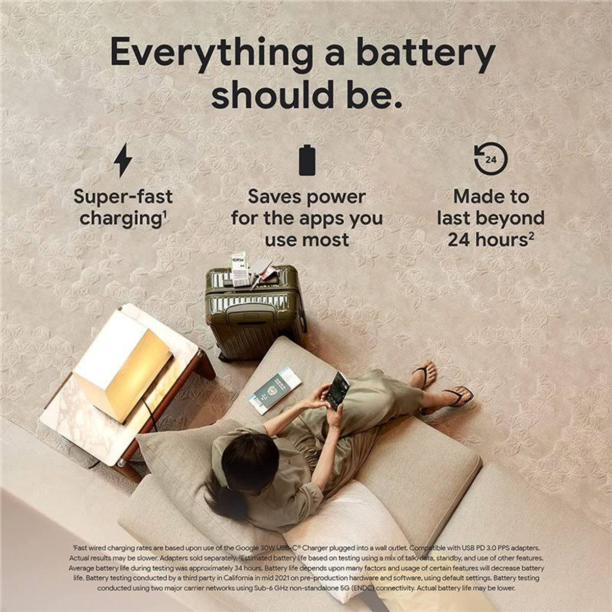 Kobieta na kanapie z telefonem i bagażem. Tekst mówi o baterii, ładowaniu i użytkowaniu.