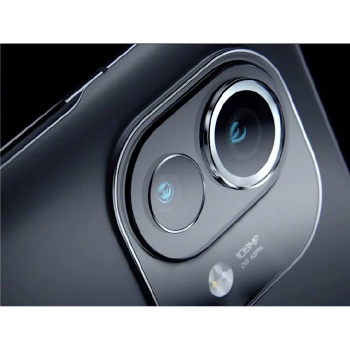 Primo piano del modulo fotocamera di uno smartphone nero, con due lenti e un anello metallico intorno.