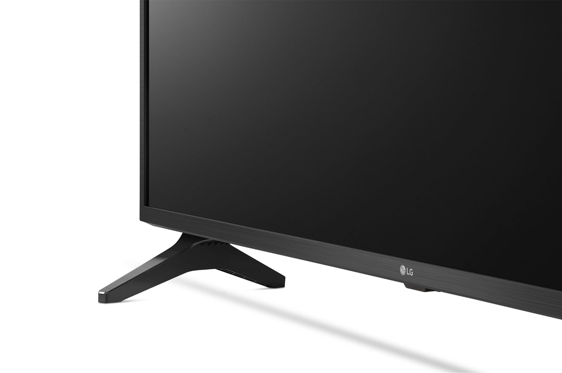 Nahaufnahme des Sockels und der Unterkante eines schwarzen Fernsehers. Das LG-Logo ist sichtbar.
