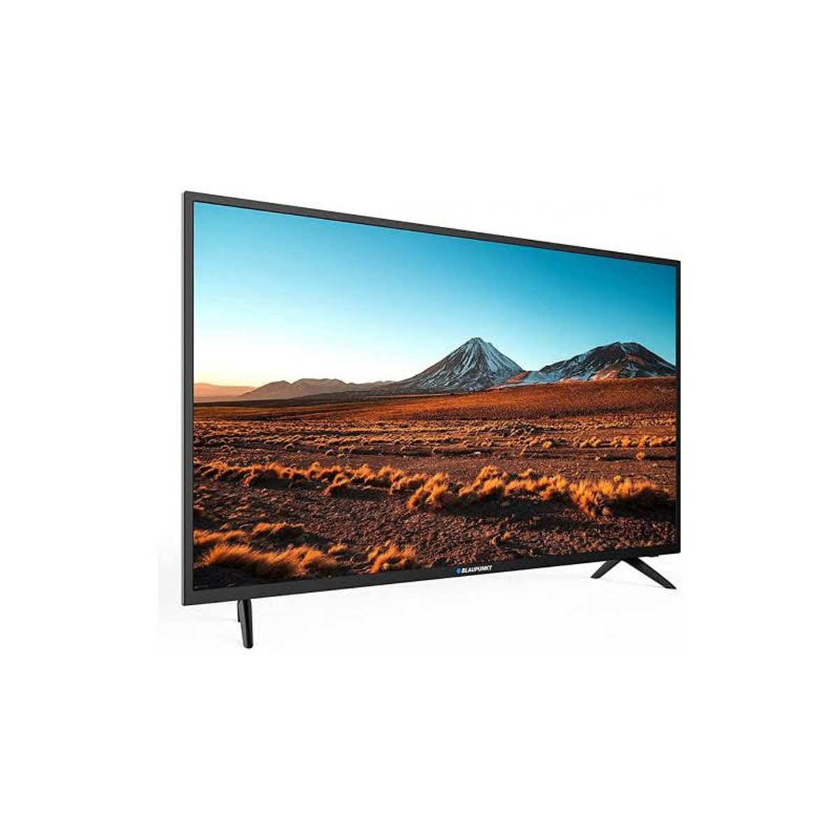 TV che mostra una scena di paesaggio, montagne e cielo. La TV è su un supporto in una stanza.