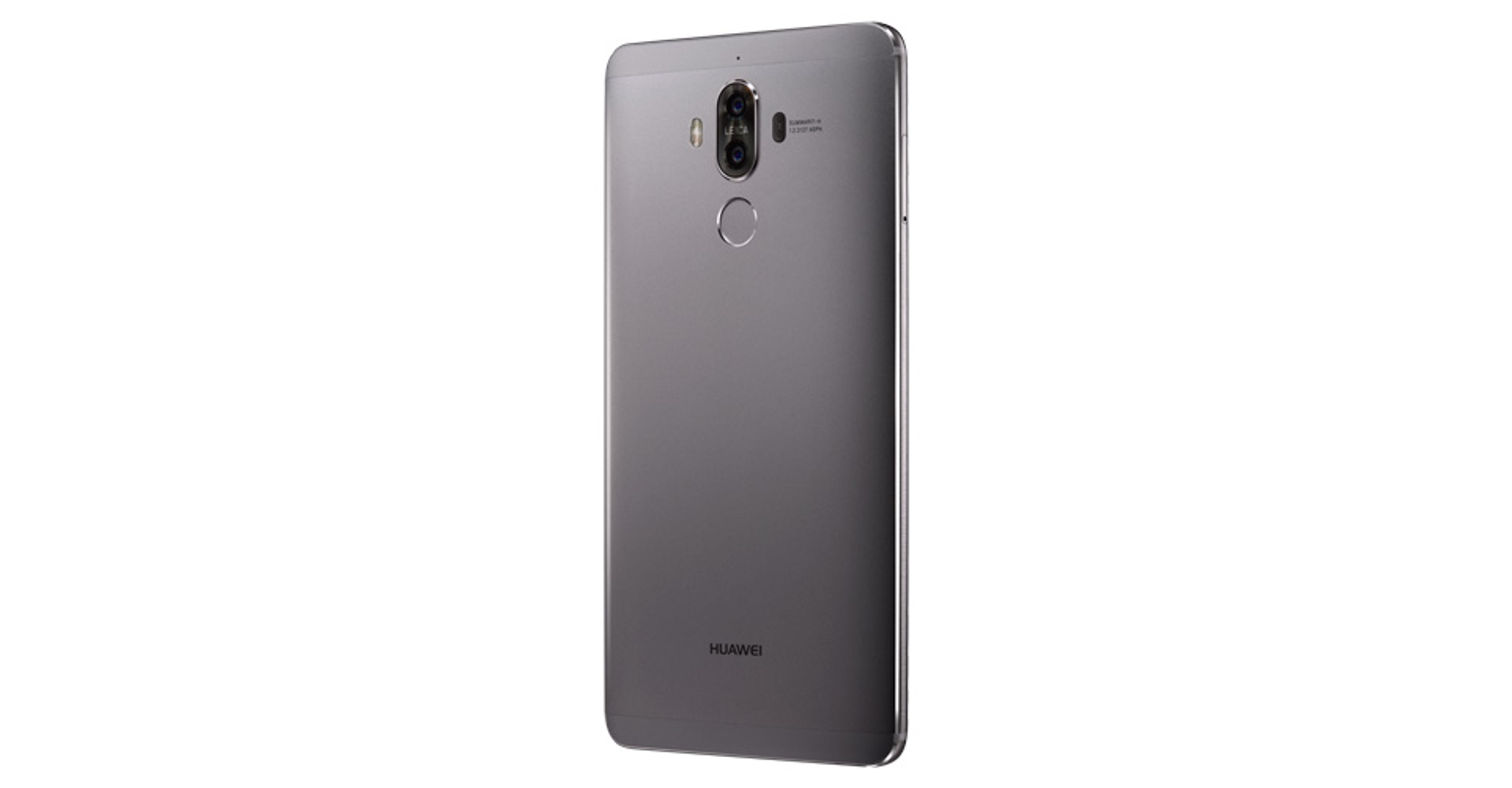 Graue Smartphone-Rückseite. Huawei-Logo. Dual-Kamera und Fingerabdrucksensor. Weißer Hintergrund.