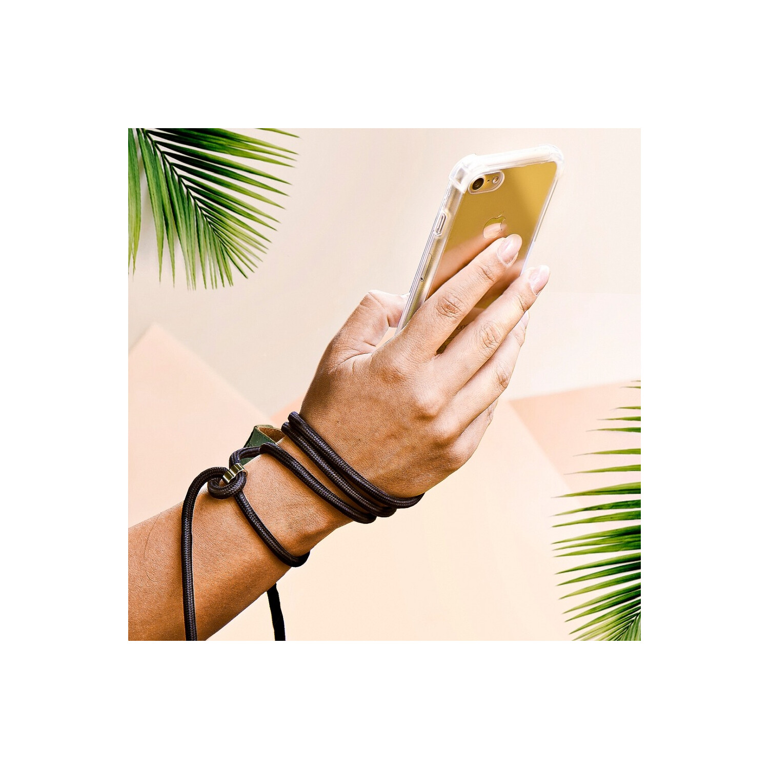 Hand, die ein Telefon mit einer transparenten Hülle hält, mit schwarzem Seil am Handgelenk.