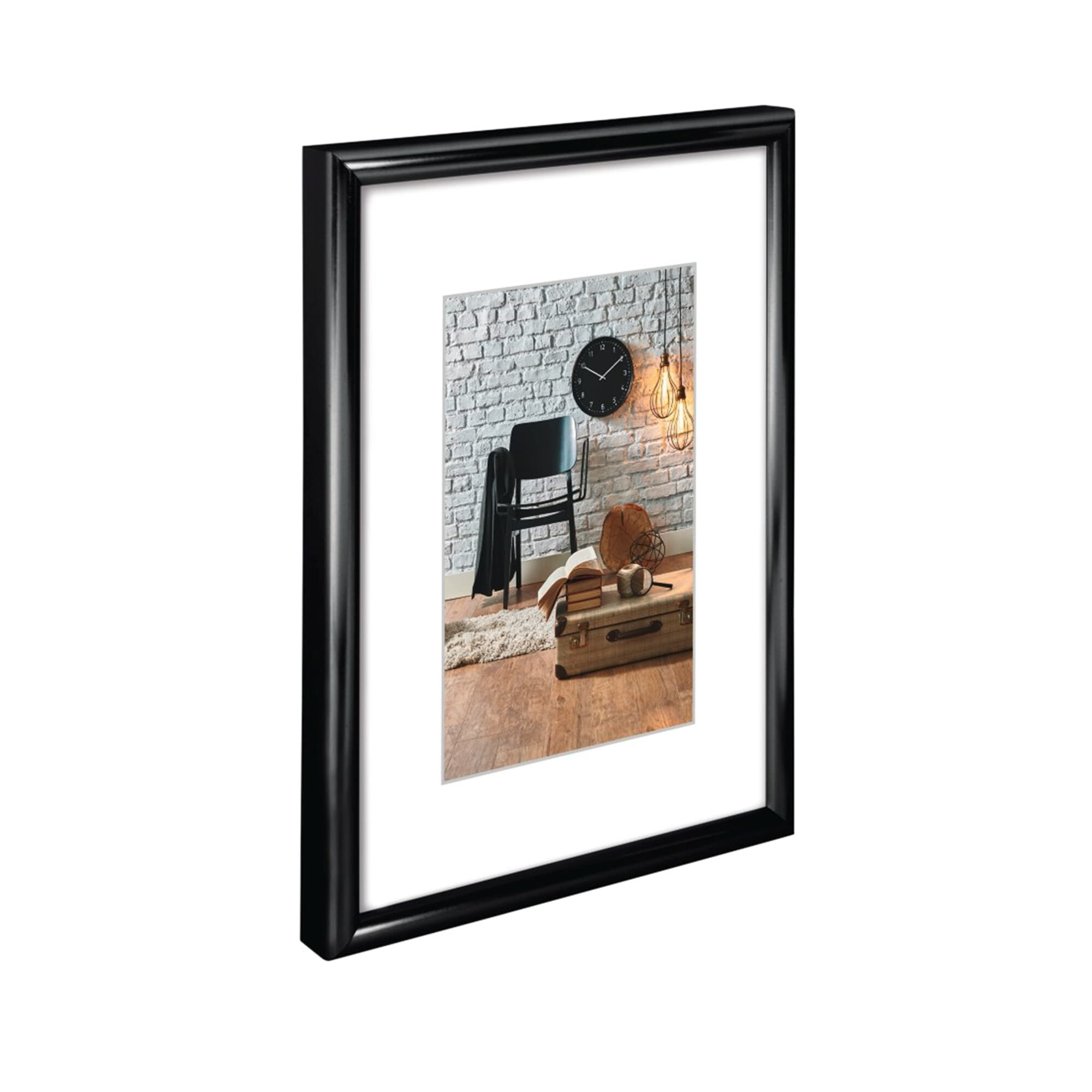 Oprawiony obraz pokoju z krzesłem, zegarem i walizką.