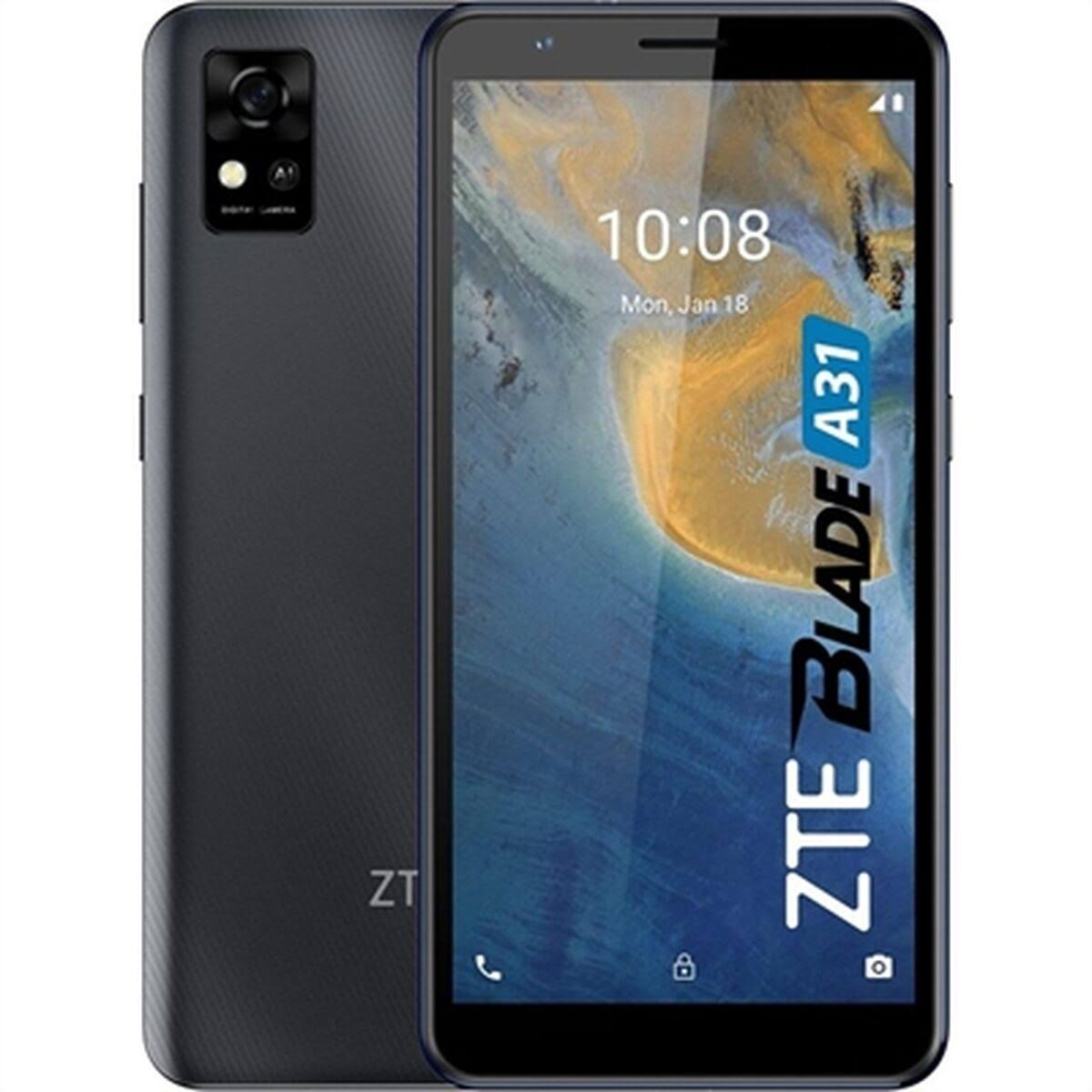 Teléfono negro ZTE Blade A31 mostrando la hora y la fecha. La cámara en la parte trasera.