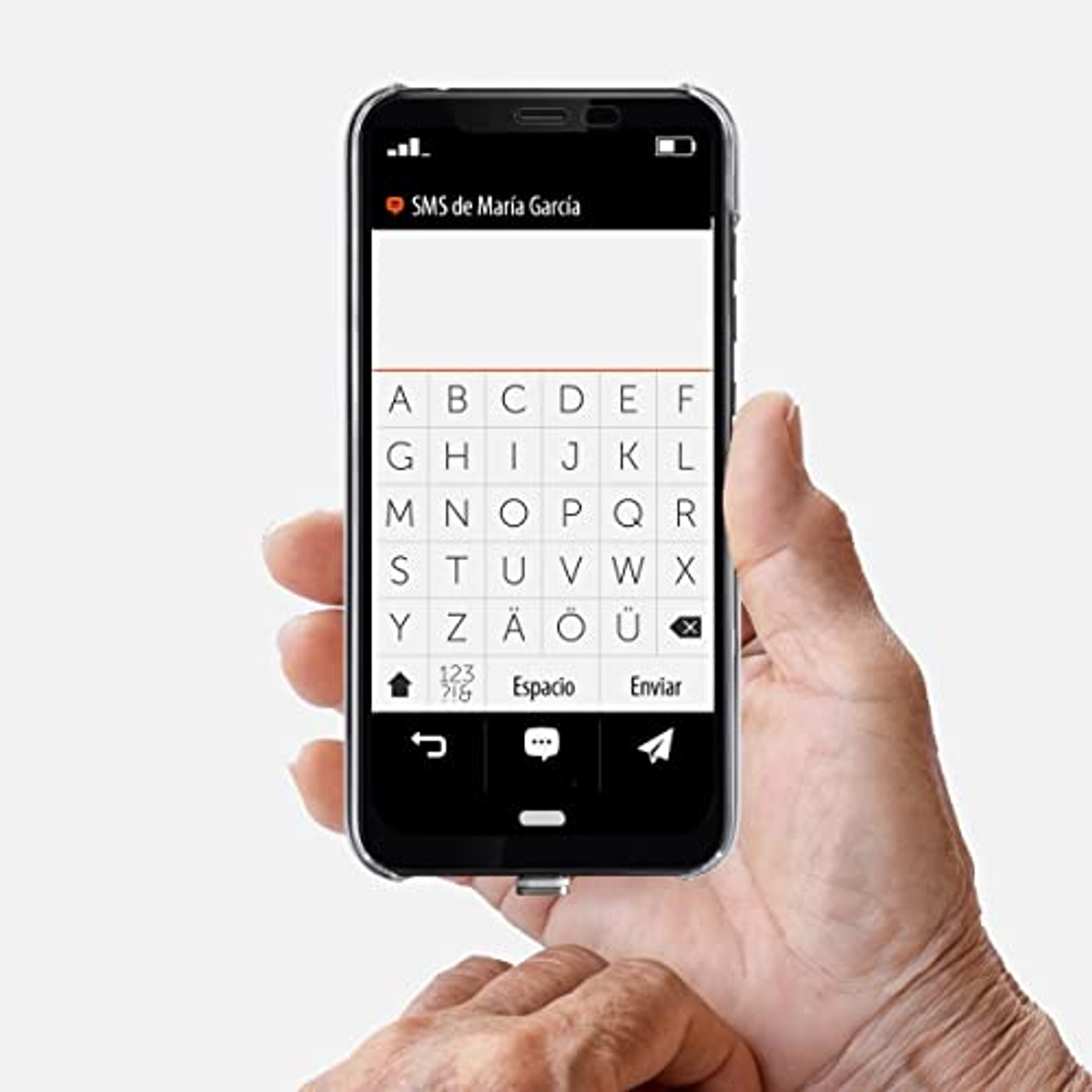 Dłoń trzymająca smartfon, pokazująca klawiaturę i interfejs wiadomości tekstowych w zbliżeniu.