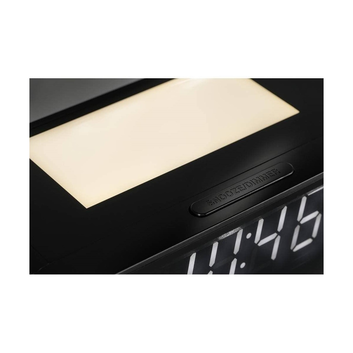 Schwarze Digitaluhr mit 17:46, weiß beleuchtetes Panel und Schlummertaste.